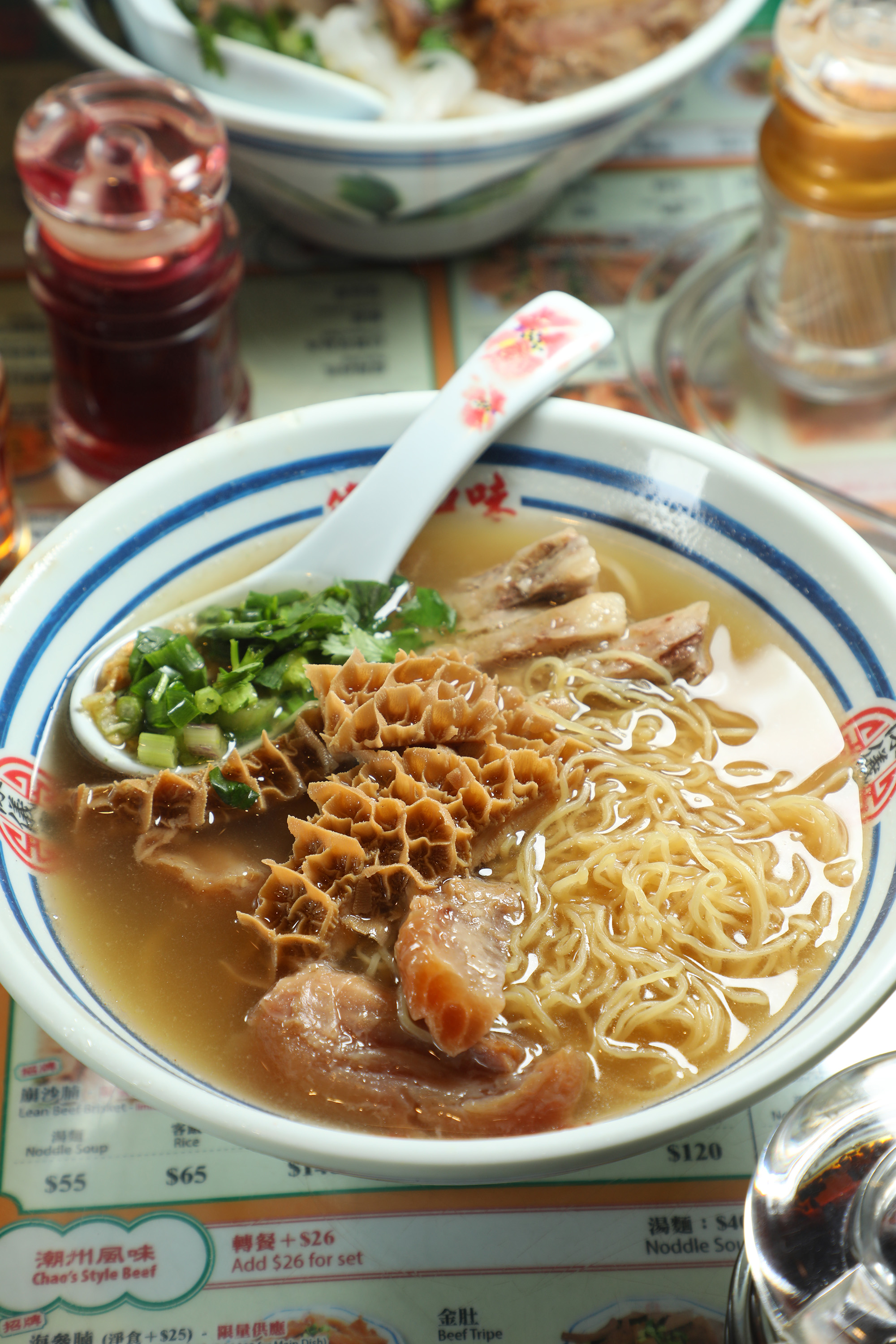 招牌「牛三寶湯麵」把牛腩、牛筋與牛肚都燉煮到位。(港幣60元/份)