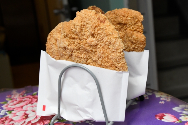 基隆八斗子夜市昨（1日）晚間一名24歲王姓雞排攤員工，遭到另名男子拿西瓜刀猛砍。示意圖。（翻攝自photoAC）