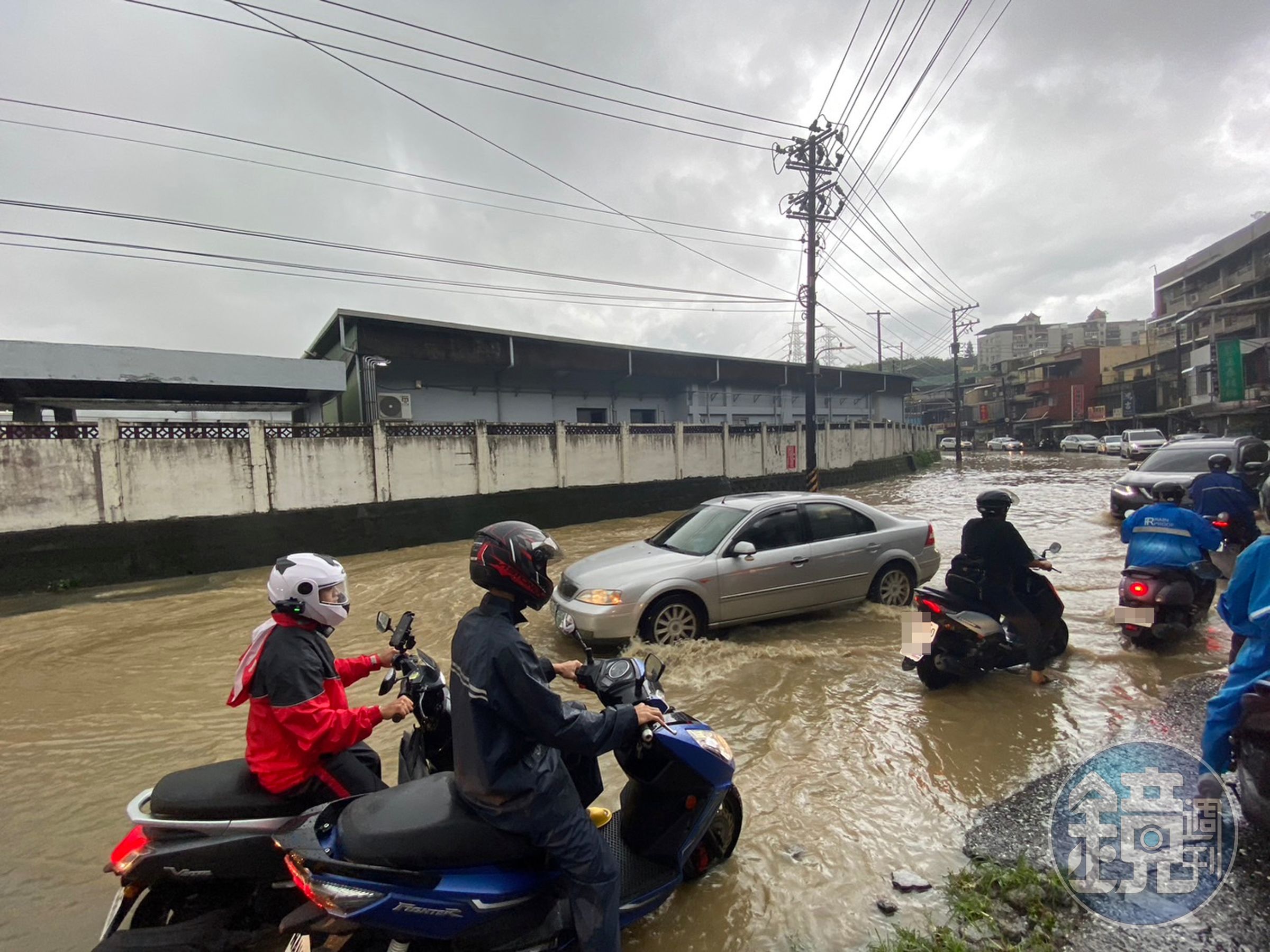 豪雨狂炸基隆，許多地方淹水但今日反倒正常上班課，讓市長謝國樑臉書被灌爆。