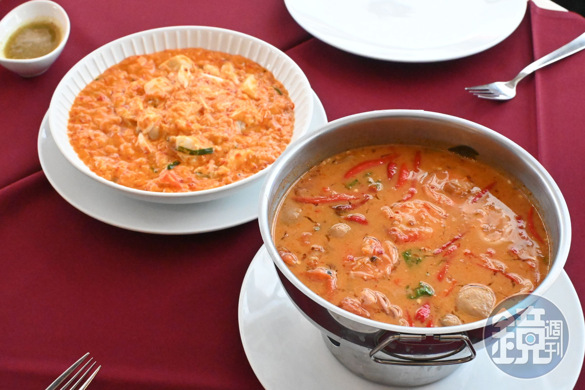 「Stir-Fried Crabmeat in Yellow Curry Sauce」（後，450泰銖／份，約NT$412）與「Tom Yum Seafood」（前，220泰銖／份，約NT$210 ）是店內2大人氣菜式。