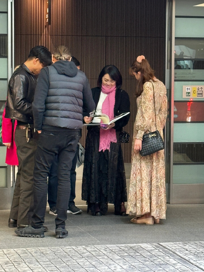 林志玲、AKIRA和富邦金控董事長蔡明興夫婦在日本街頭聊天。(翻攝微博)
