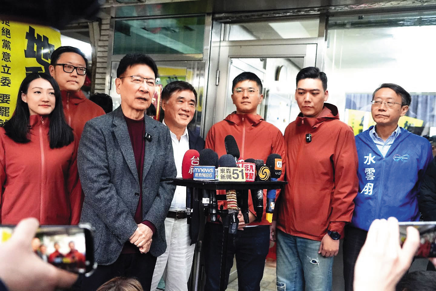 國民黨評估罷免綠委吳思瑤行動，是以罷制罷最有望成功一案，黨內大咖紛紛前往打氣。（翻攝賴苡任臉書）