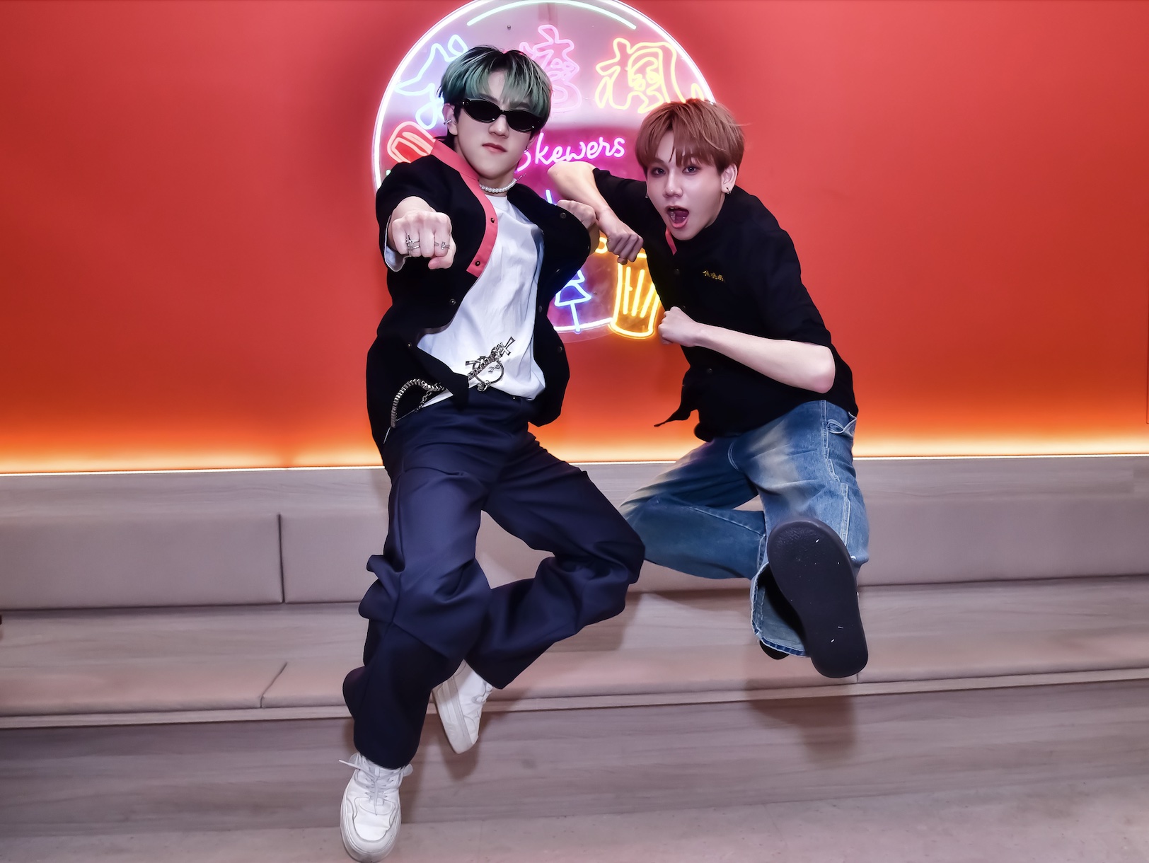 《原子少年2》+How李家皓（左）、正耀人氣升溫擔任焦糖楓一日店長。（焦糖楓提供）