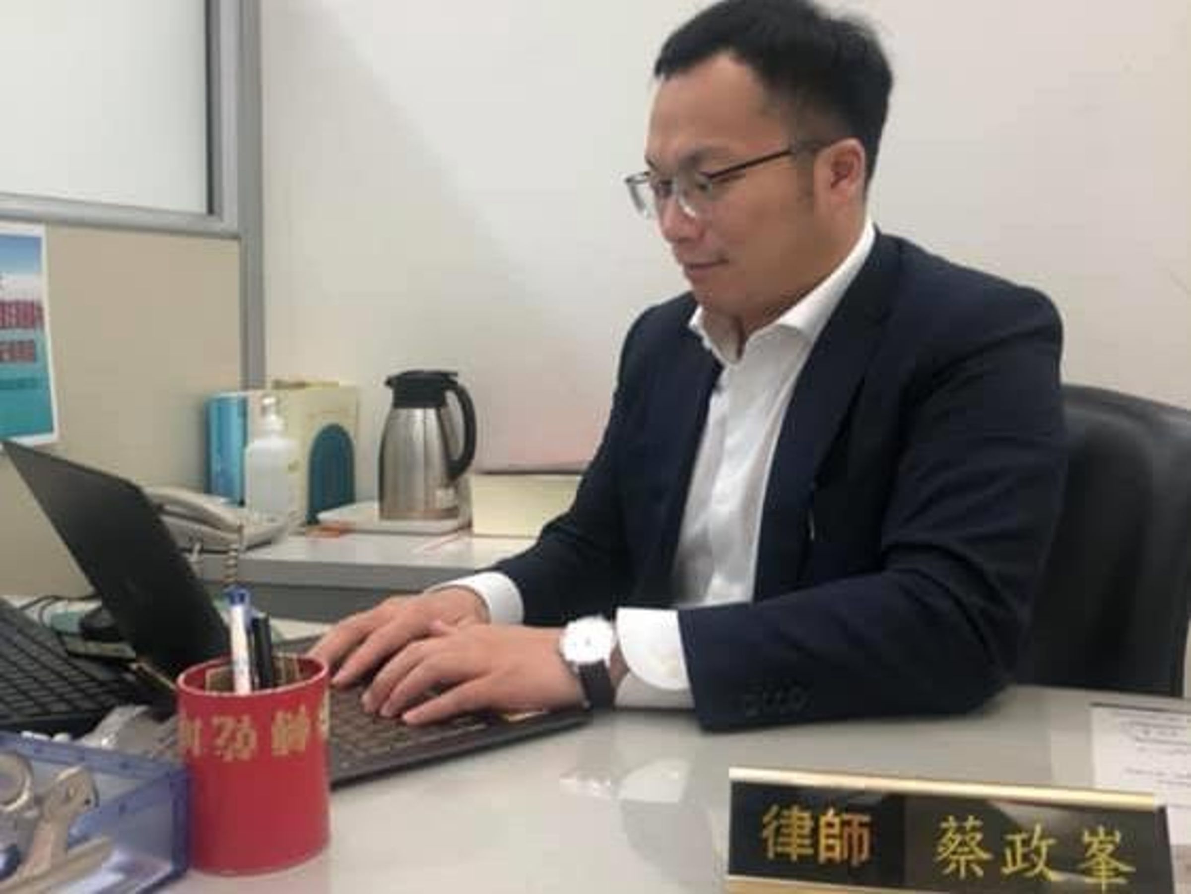 律師蔡政峯指出，若只是出於情緒，或無端蒐集他人的公開個資後再公布，恐怕已經違法。（讀者提供）