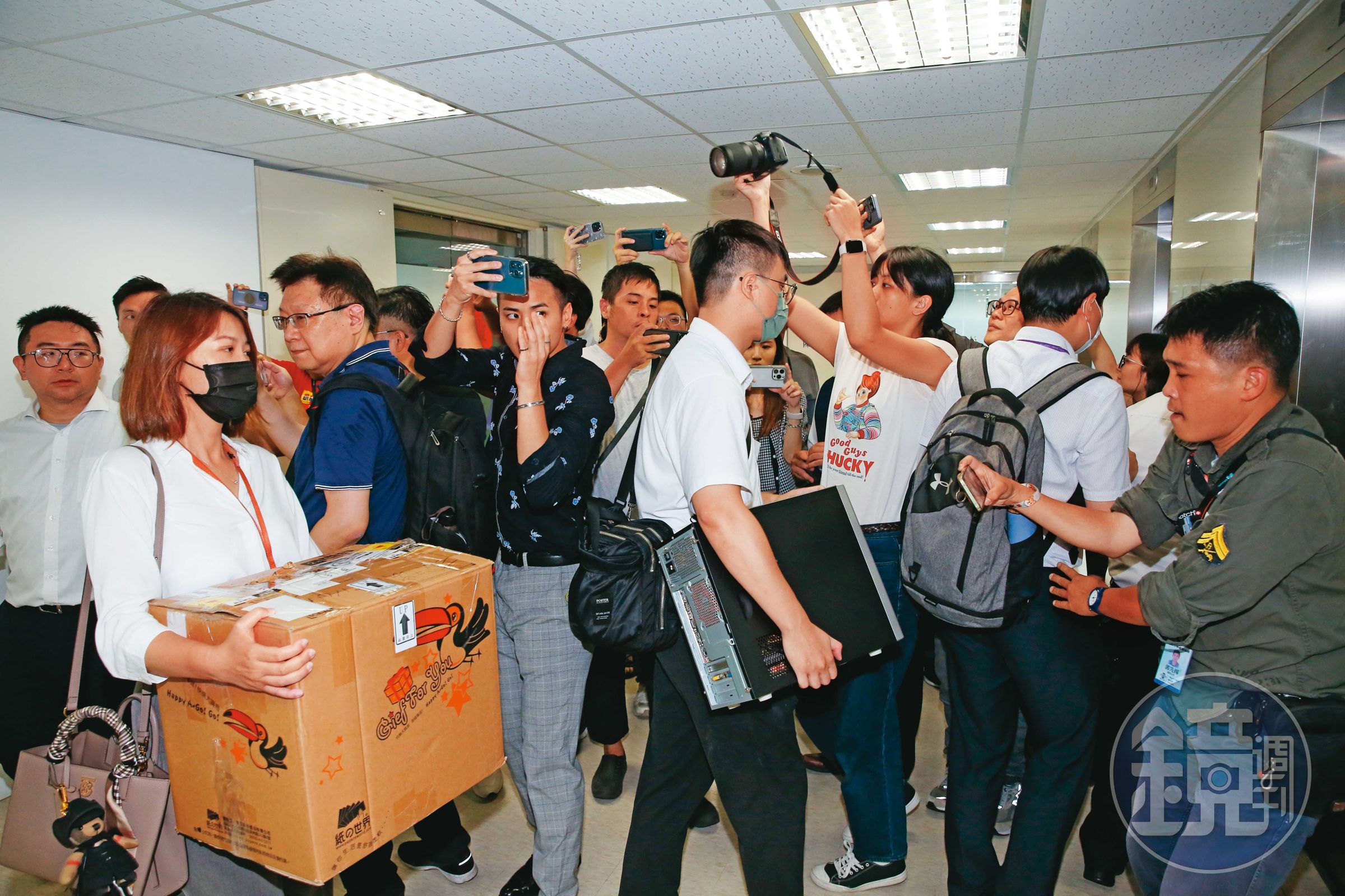 檢廉搜索位於台玻大樓的柯文哲辦公室,帶著2台主機、1大箱物證離開。