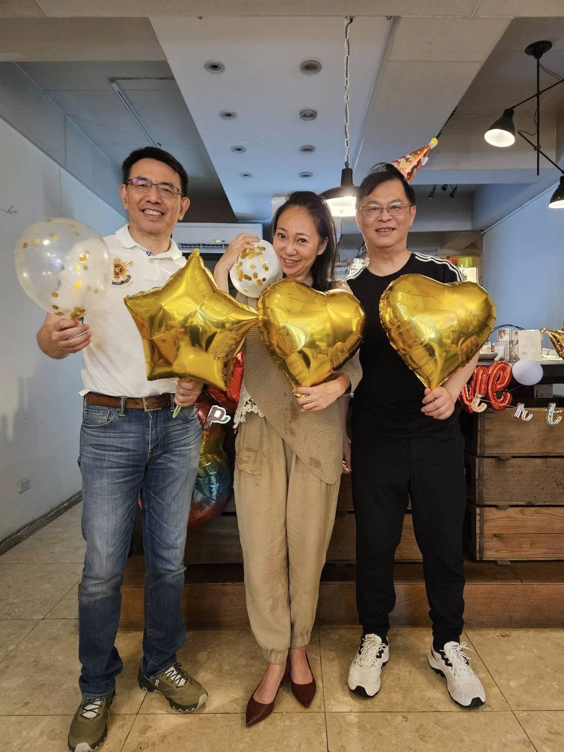 劉寶傑（左）參加財經專家黃聰（右）的生日派對。（翻攝自黃世聰臉書）