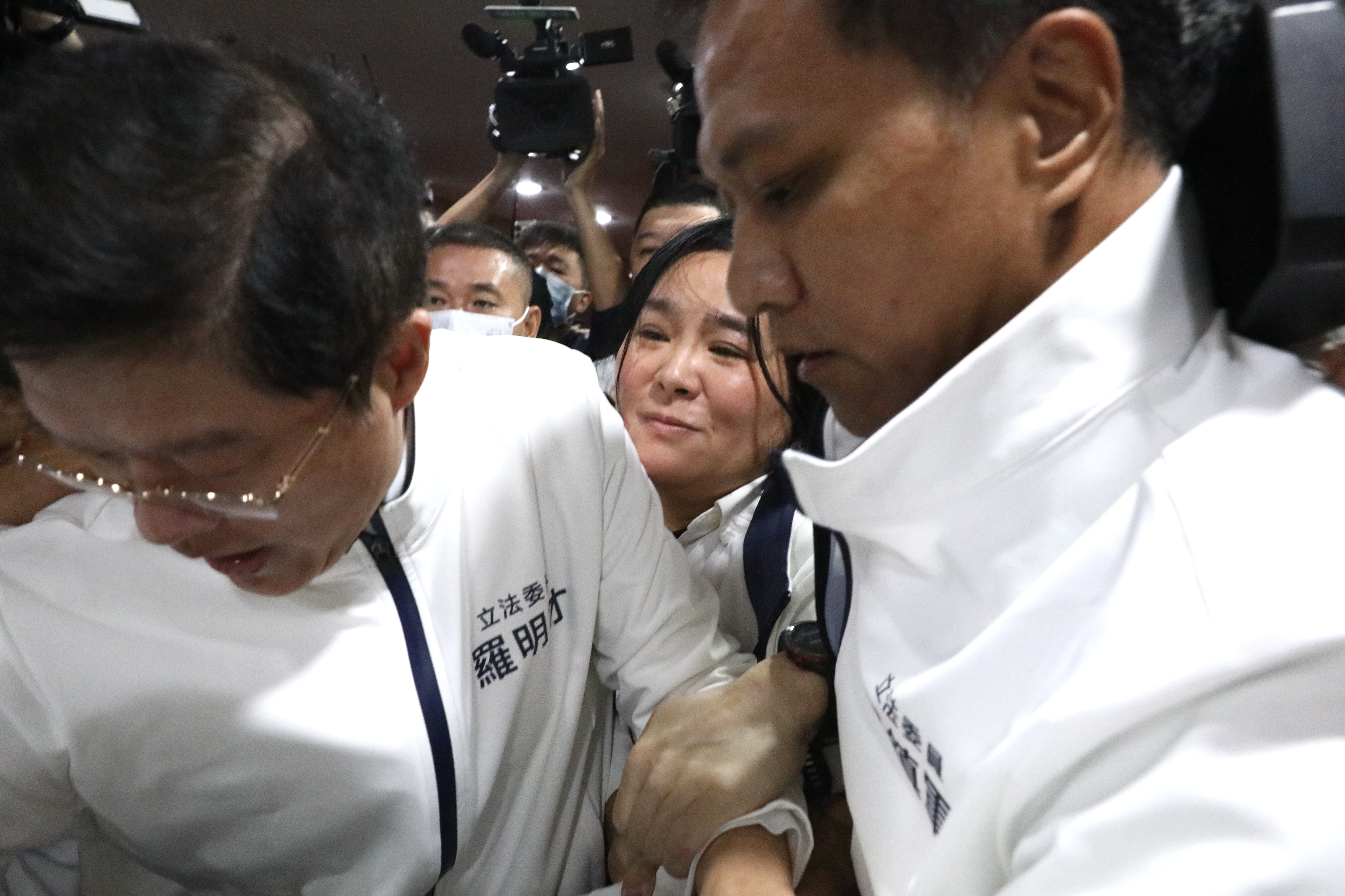 今日立法院再度爆發肢體衝突，陳玉珍控訴自己牙齒被打斷，不過被質疑早就缺牙。