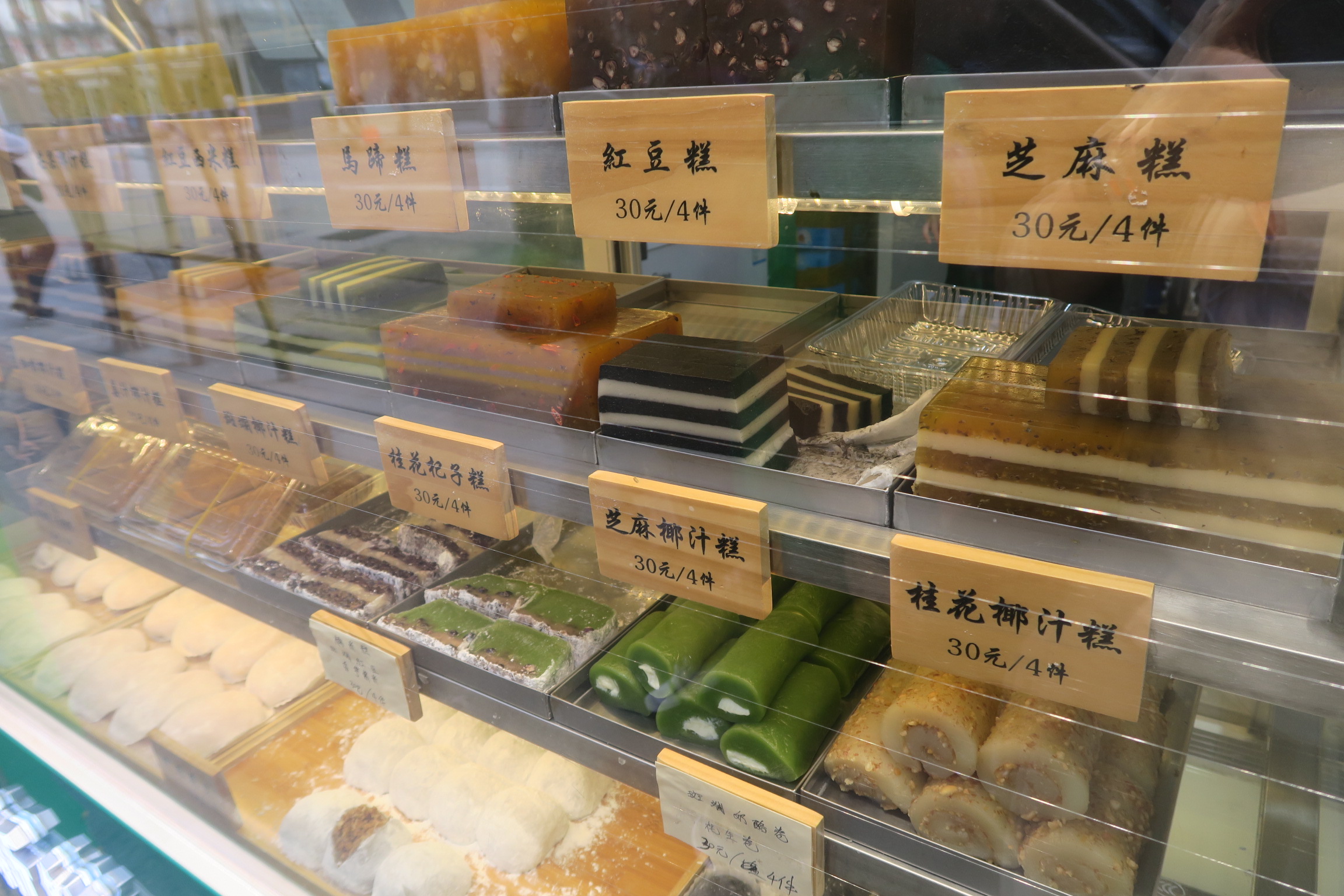 五花八門的懷舊糕點，食材大多健康天然，現在又降了甜度，難怪漸漸受到新一代食客歡迎。