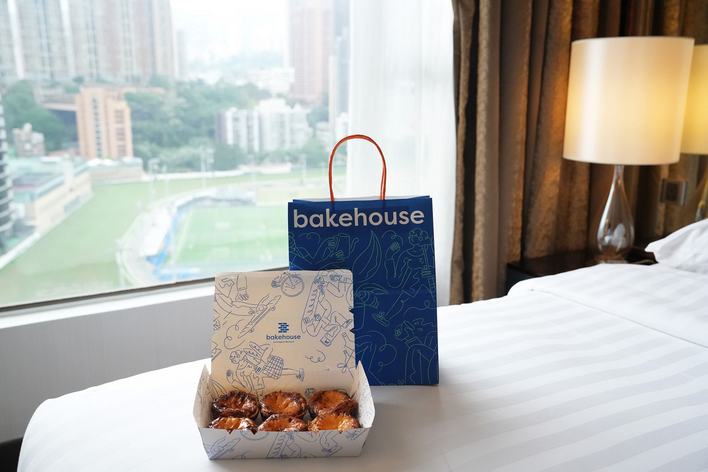 香港灣仔帝盛酒店特別推出蛋塔代購服務,輕鬆將人氣Bakehouse蛋撻帶回台灣。(香港旅遊發展局提供)