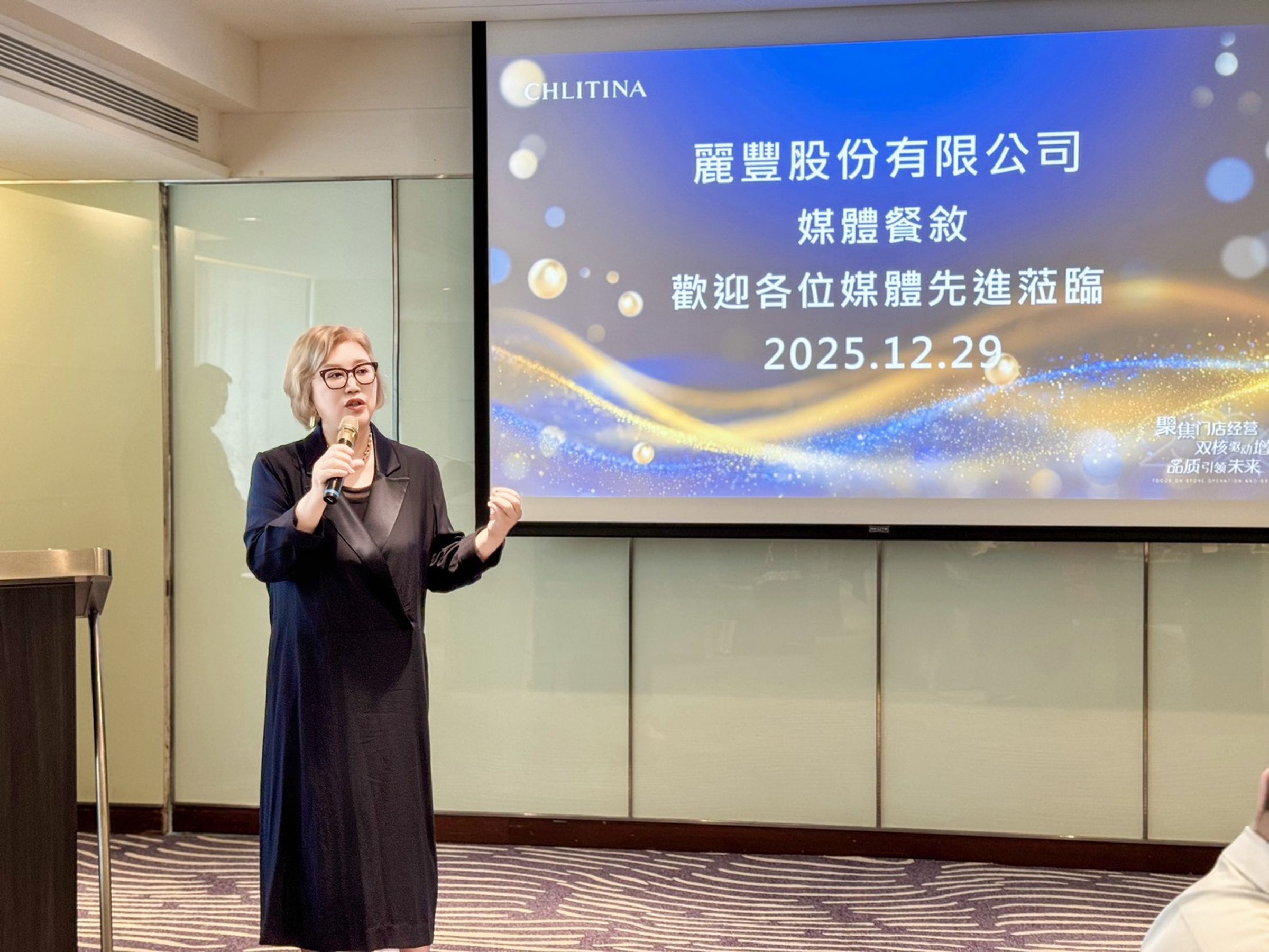 麗豐董事長陳碧華表示,今年汰弱換強、優化門店體質後,明年將再展500家門店。並表明不會錯過AI時代的決心。(麗豐提供)