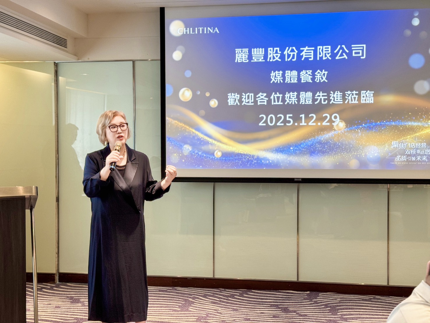 麗豐董事長陳碧華表示，今年汰弱換強、優化門店體質後，明年將再展500家門店。並表明不會錯過AI時代的決心。(麗豐提供)