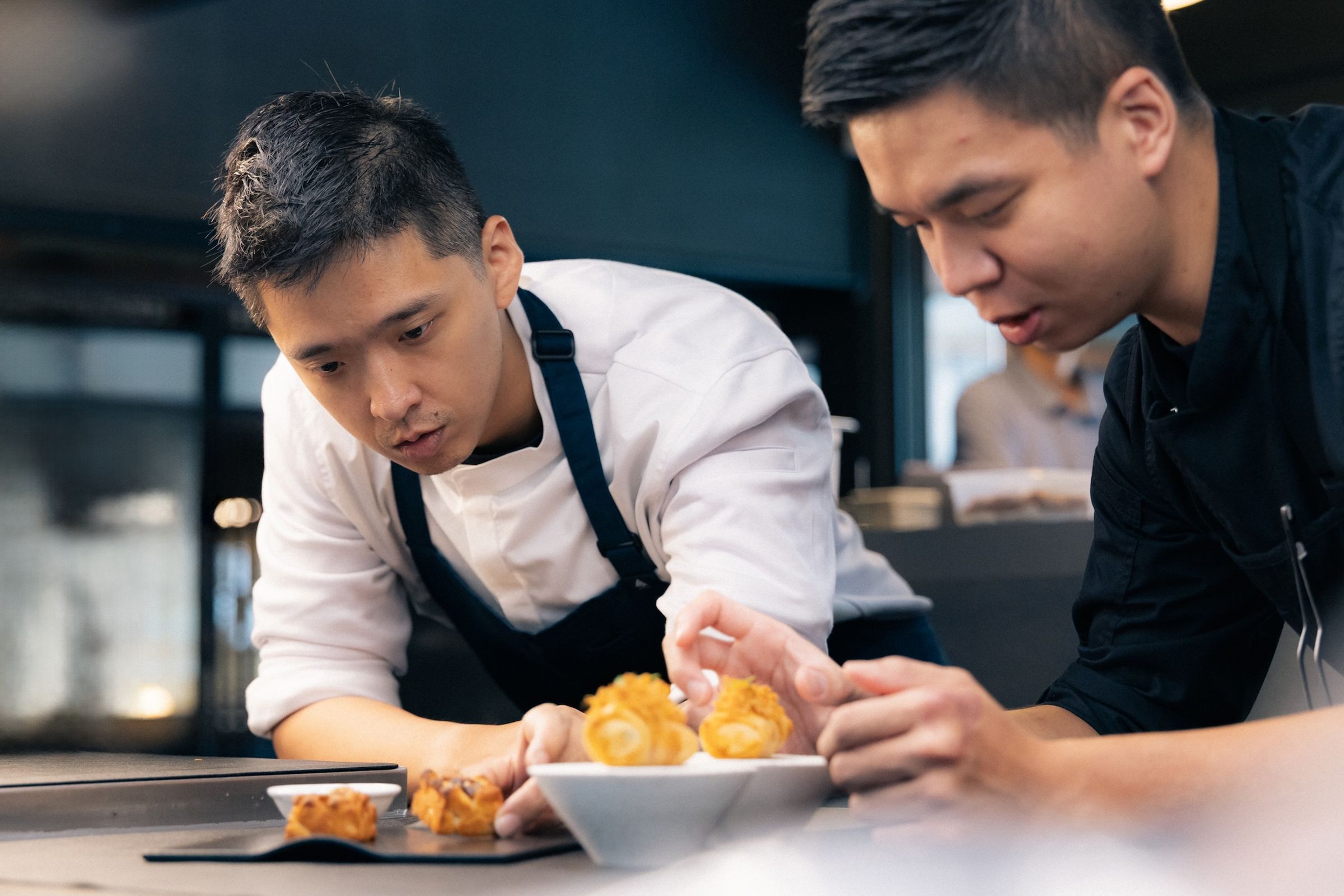 輝室餐飲團隊由Chef Craig（左）攜手執行主廚江阪心廷（右），兩人透過對於輝室歷史的理解，加上彼此人生經歷的特殊片段，帶來進駐輝室的首季菜單。（輝室提供）