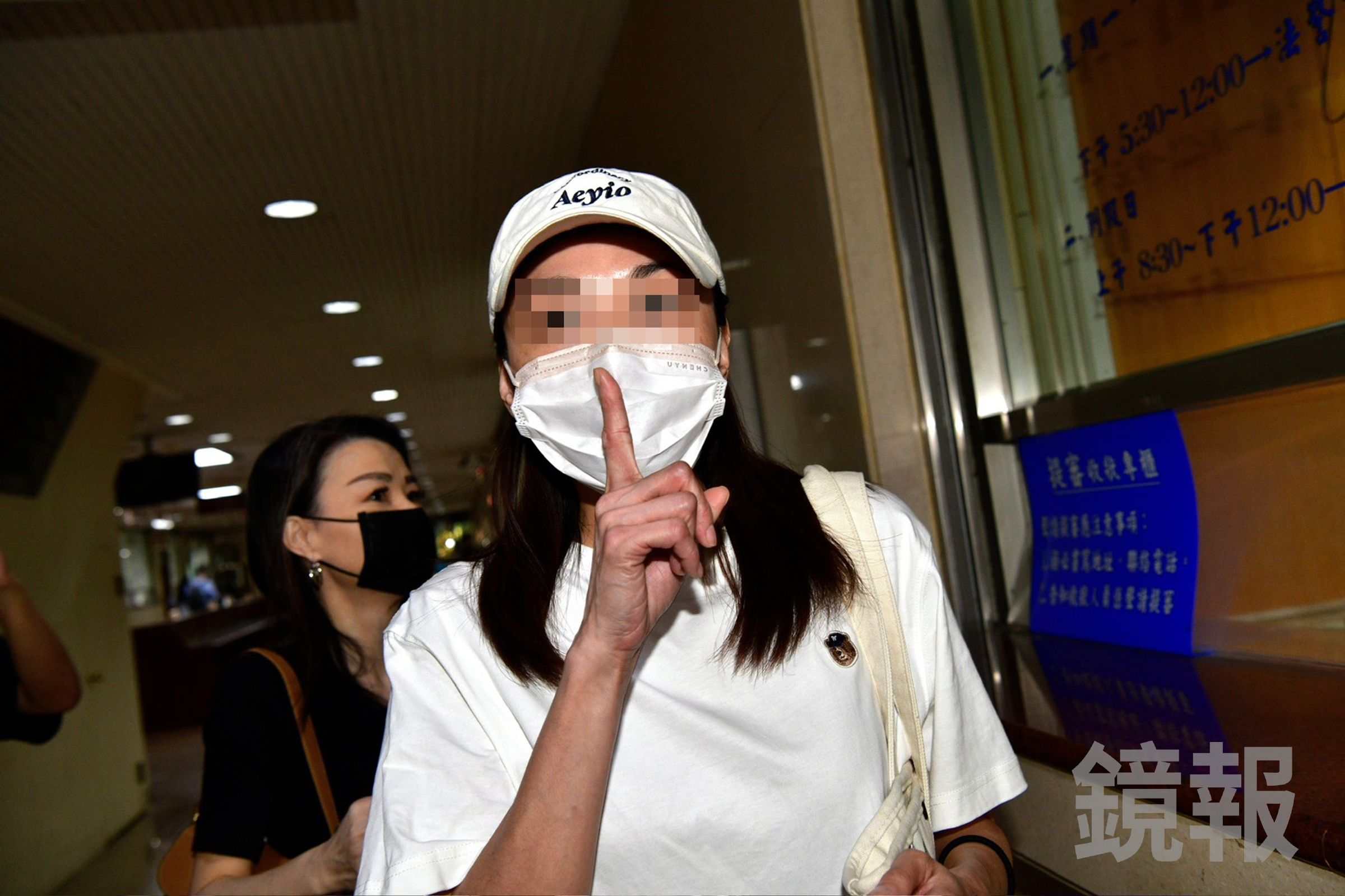 江姓女藝人現身法院，將以視訊隔離方式參與訴訟。（鏡報李智為）