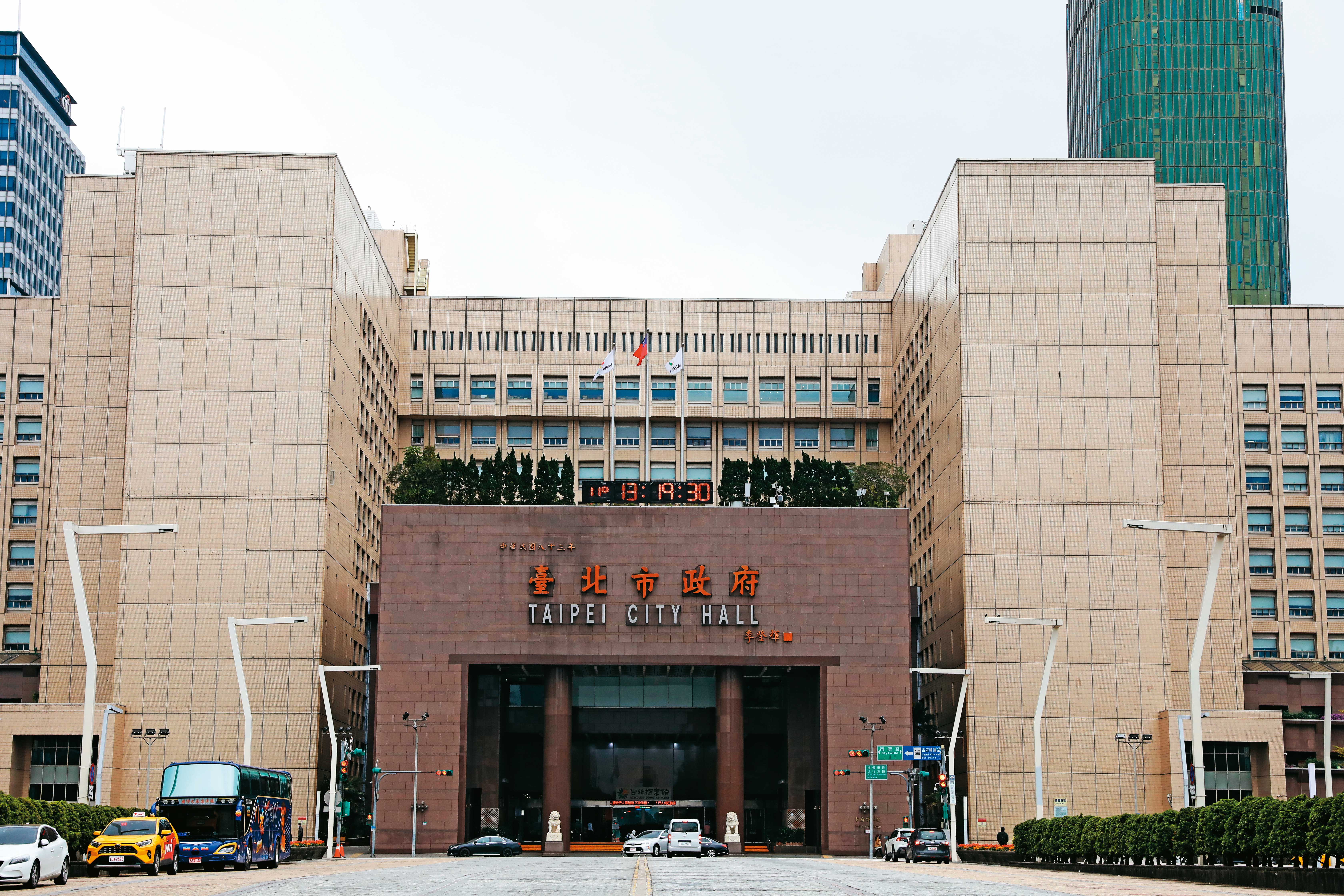 陳萬添於去年三月接手北市府員工餐廳的營運，現卻爆出欠薪賴帳的糾紛。