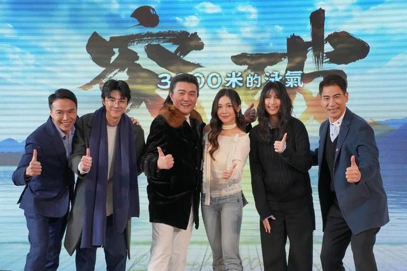 年初《突破3000米的泳氣》舉辦卡司發布會，李㼈帶著女兒李紫嫣出席宣傳。（泳氣提供）