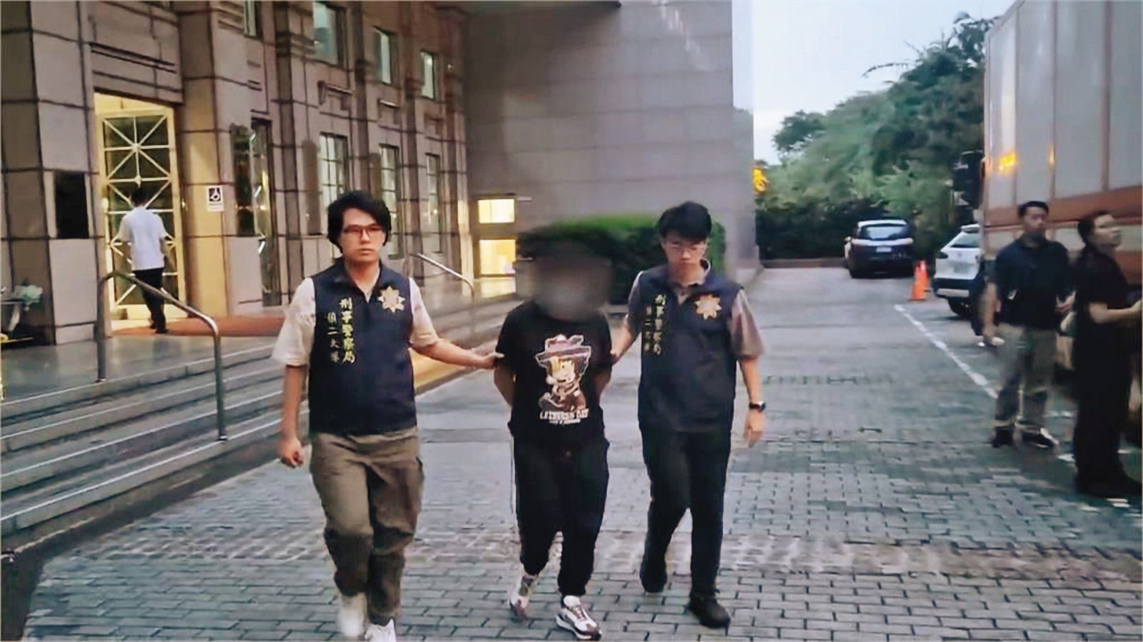 太陽會副組長(中)因協助中共滲透職業軍人遭逮判刑,讓天道盟也被相關單位鎖定追查。(圖/翻攝畫面)
