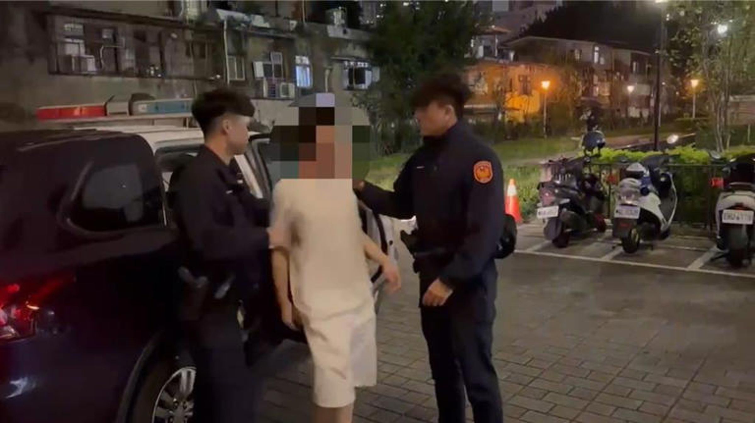 一名22歲男子昨日清晨步行去板橋吃早餐，因遭國中弟弟不慎碰撞，心生不滿亮刀恐嚇。（翻攝畫面）