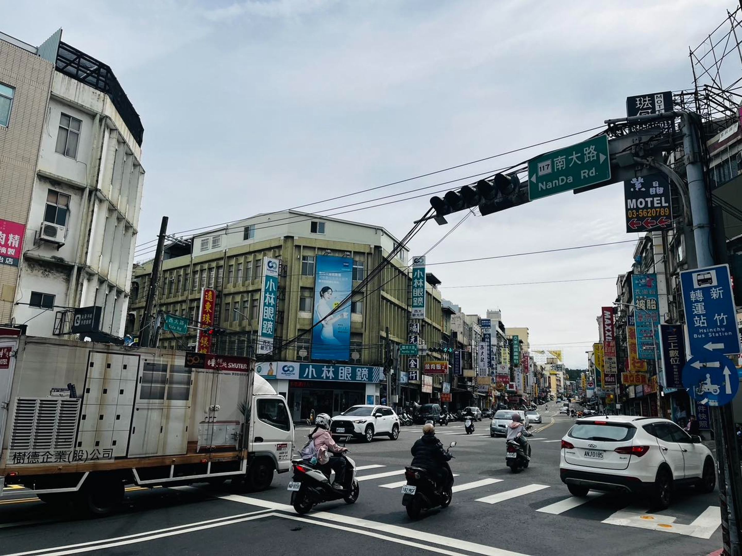因強風吹拂導致號誌線纜低垂，隨後又遭經過的吊車勾壞，險象環生。（翻攝自新竹市議員施乃如臉書）