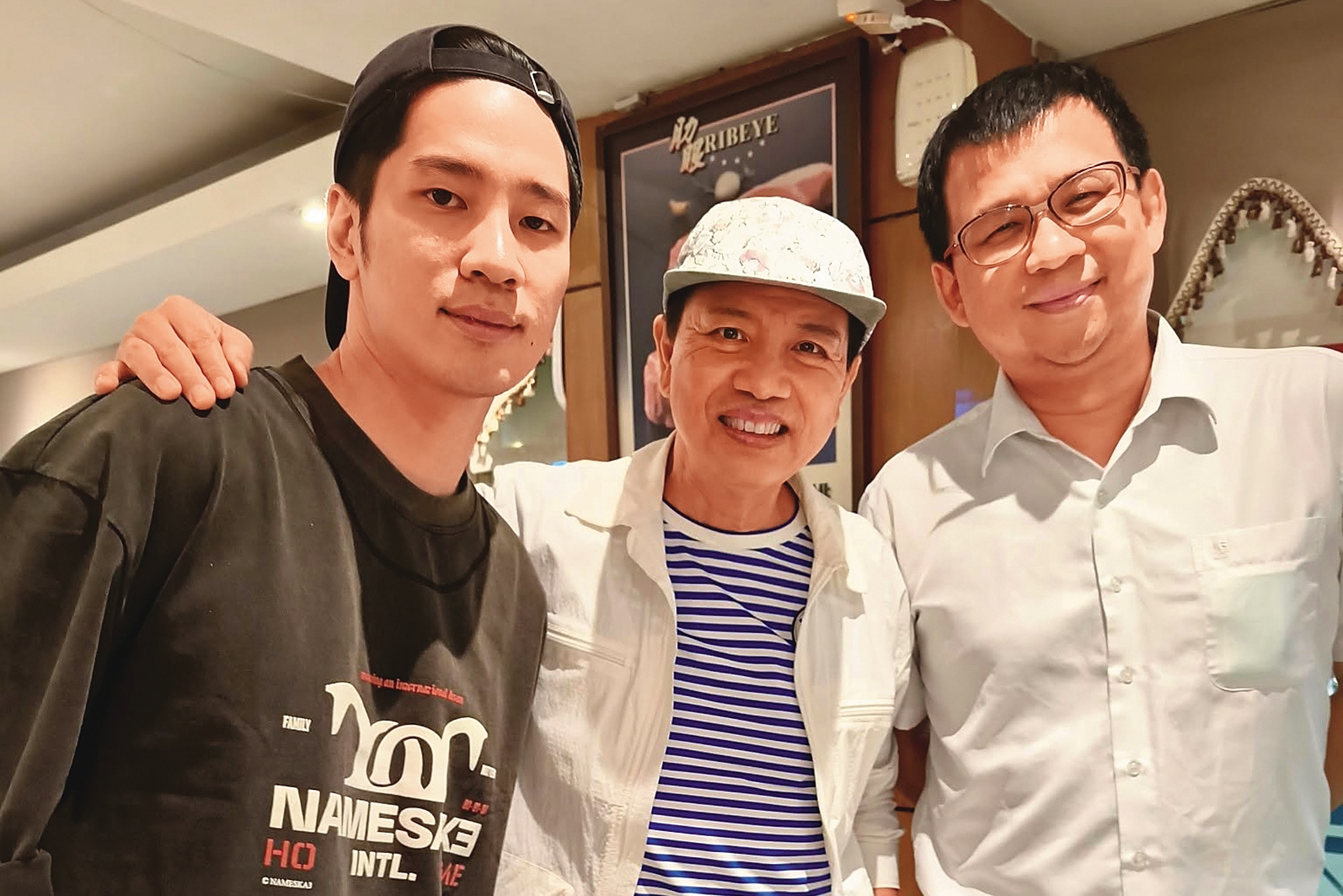 不久前陳凱倫（中）聚餐感謝治療他的醫生陳贈成（右），兒子陳銳（左）也出席。（翻攝自陳凱倫臉書）