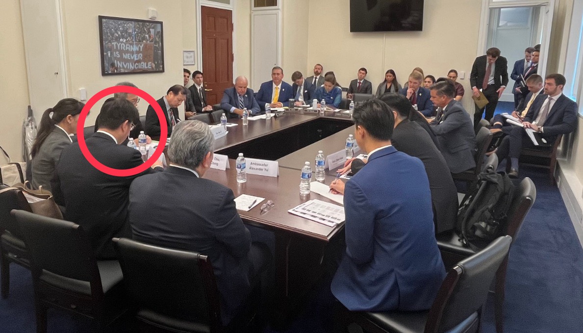 邱垂正（紅圈處）進美國會「報告中國威脅」。（翻攝自X@RepNateMoran）