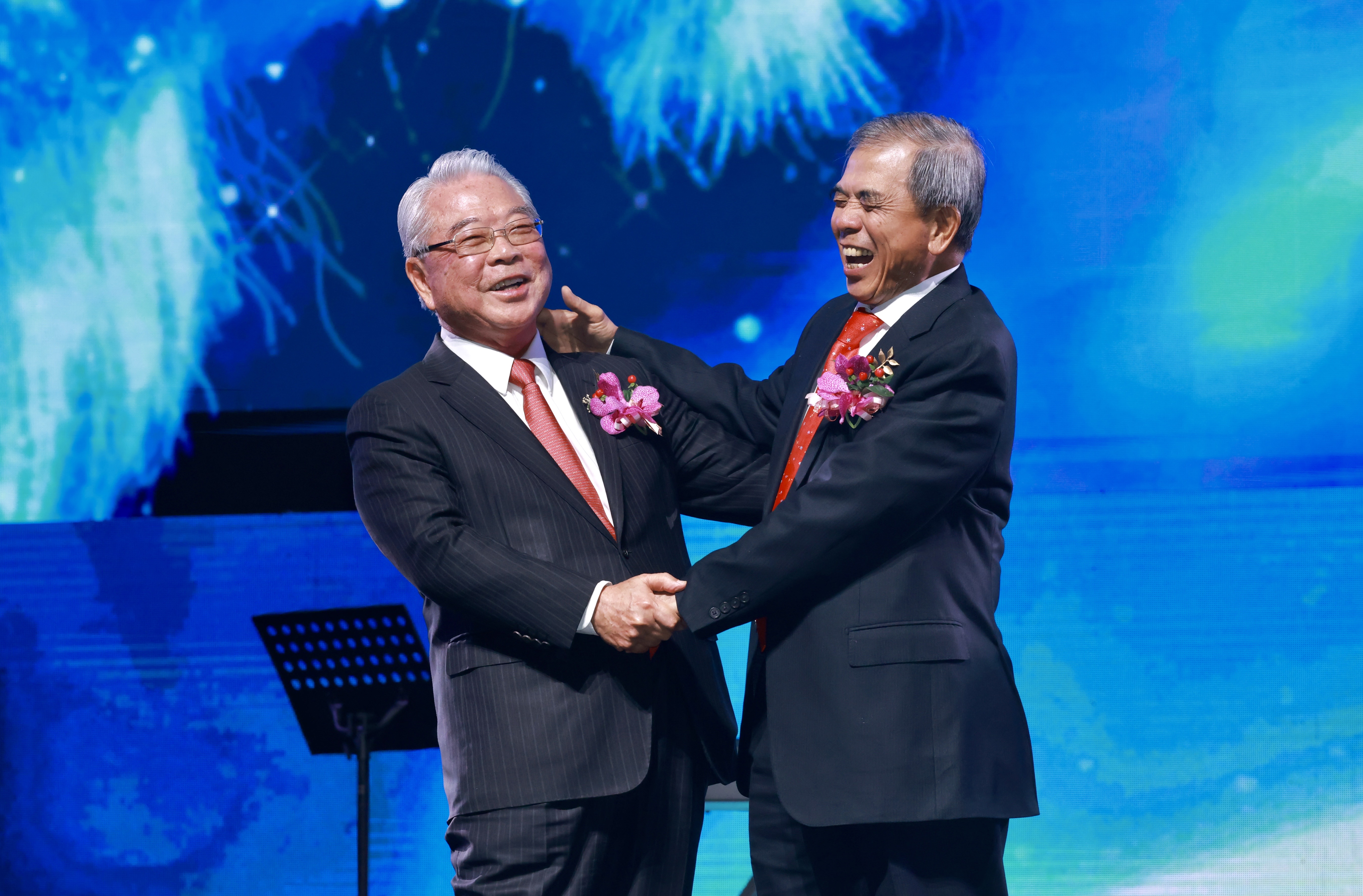 金仁寶集團總裁許勝雄（左）含情脈脈對著仁寶董事長陳瑞聰（右）說「有你真好」！