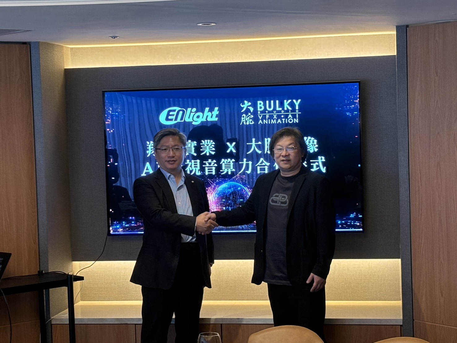 翔耀實業（左為董事長林以山）順利插旗影視產業AI算力服務市場，與大腕影像（右為董事長林哲民）策略合作。
