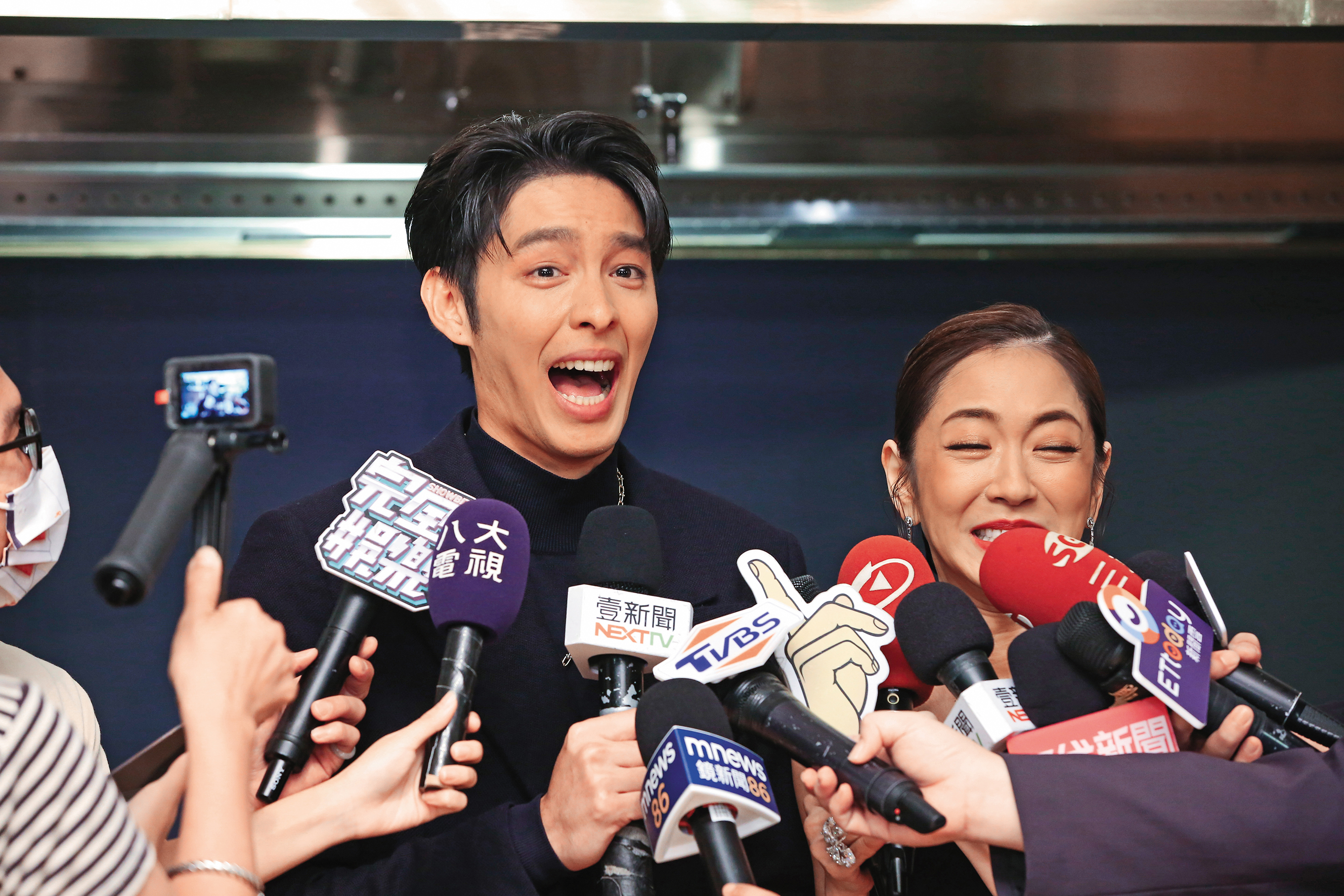 楊千霈（右）搭檔曹佑寧（左），她笑說：「感謝小鮮肉，每年讓我有回春的感覺。」感覺比肉毒桿菌有效。（繃）