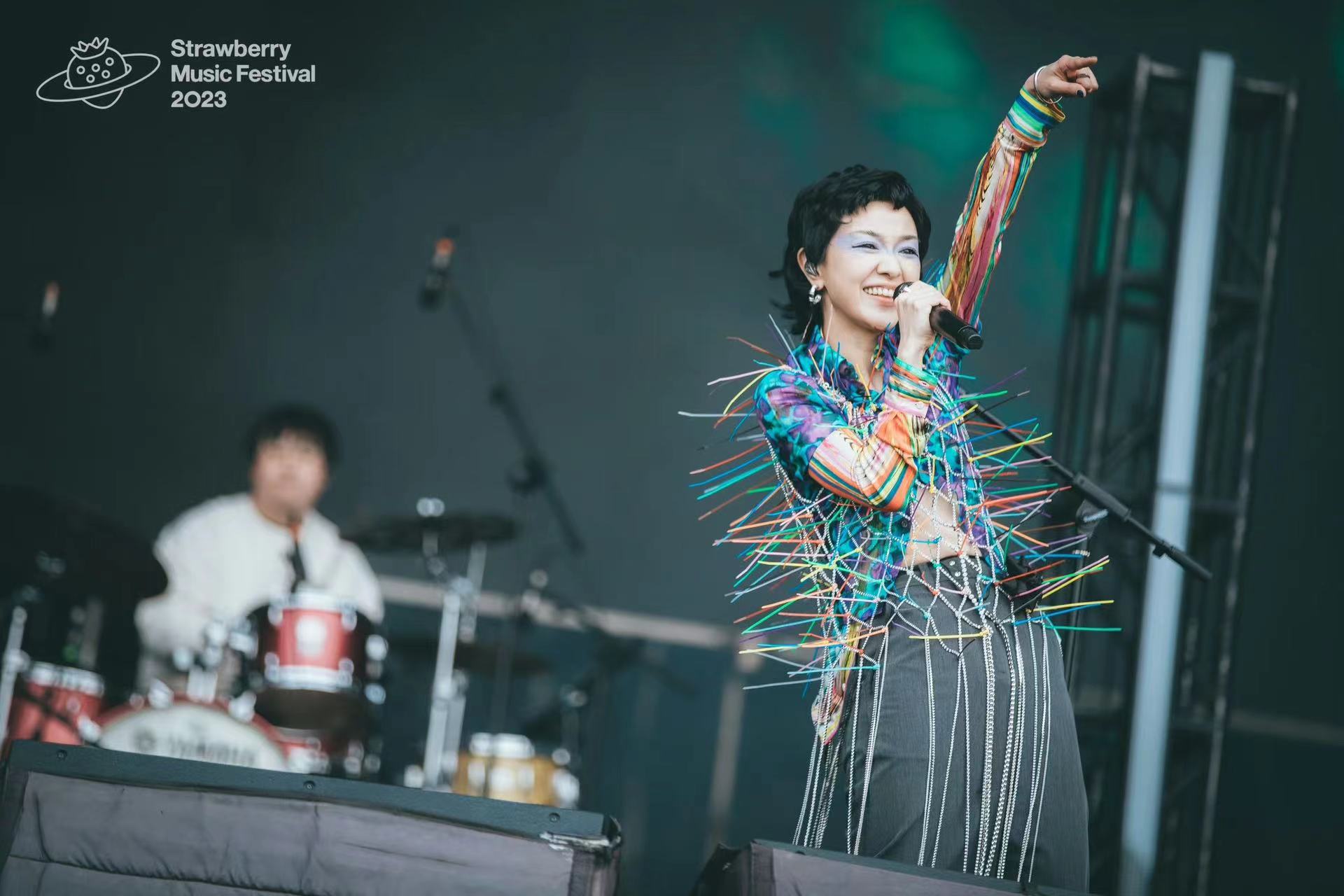 郭采潔2023年參加了12個音樂節演出,成都的草莓音樂節她的服裝很特別,有變成一隻刺蝟的感覺。(草莓音樂節提供)