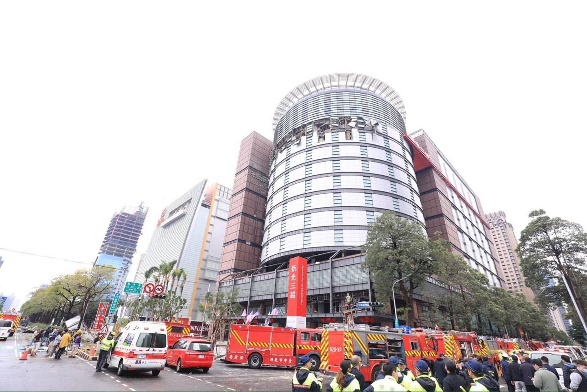 新光三越百貨氣爆4死20輕重傷人數增加中。(台中市府提供)