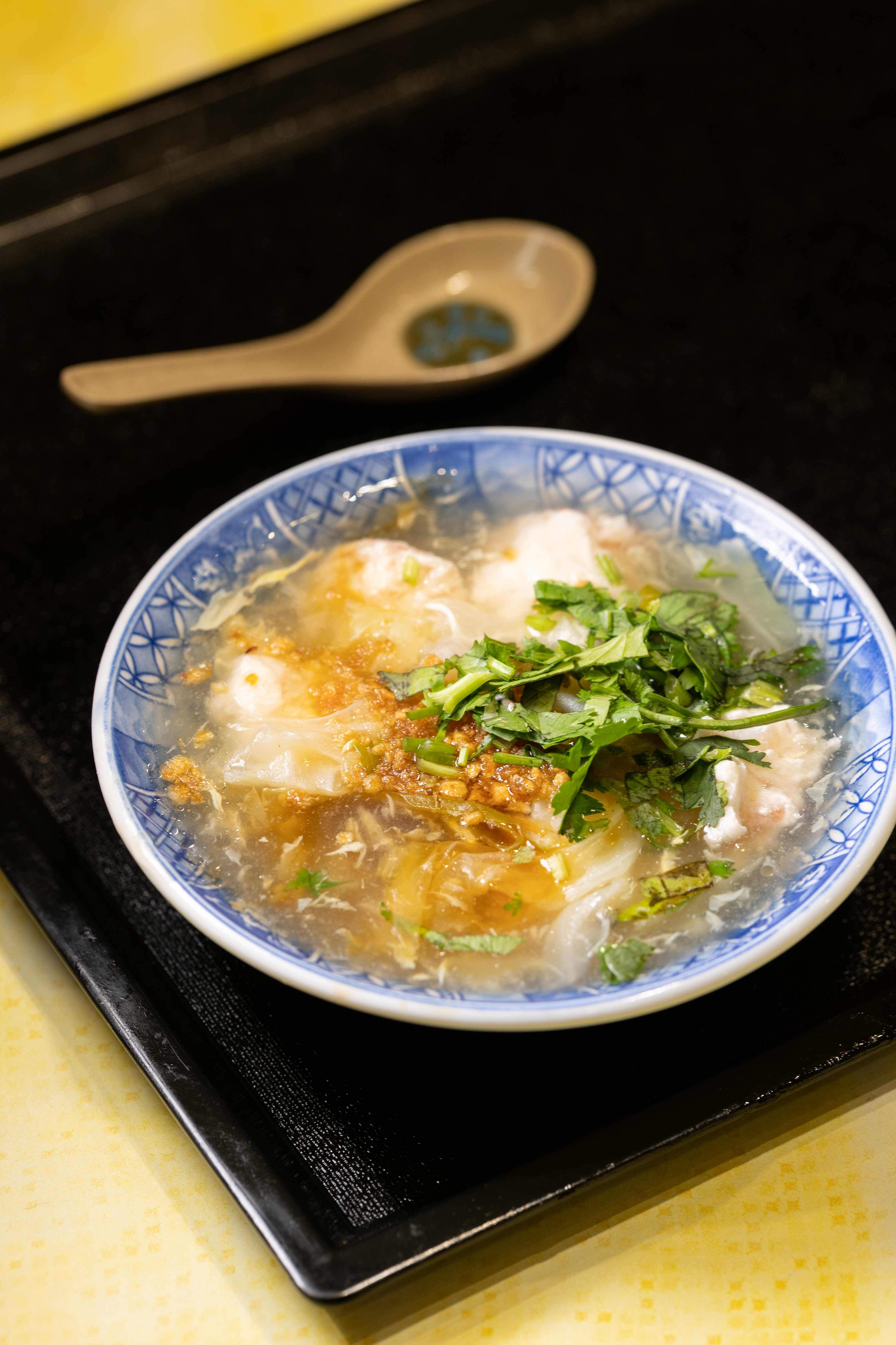 「蝦仁羹」撒滿蒜酥與香菜,滑潤可口。(50元/碗)