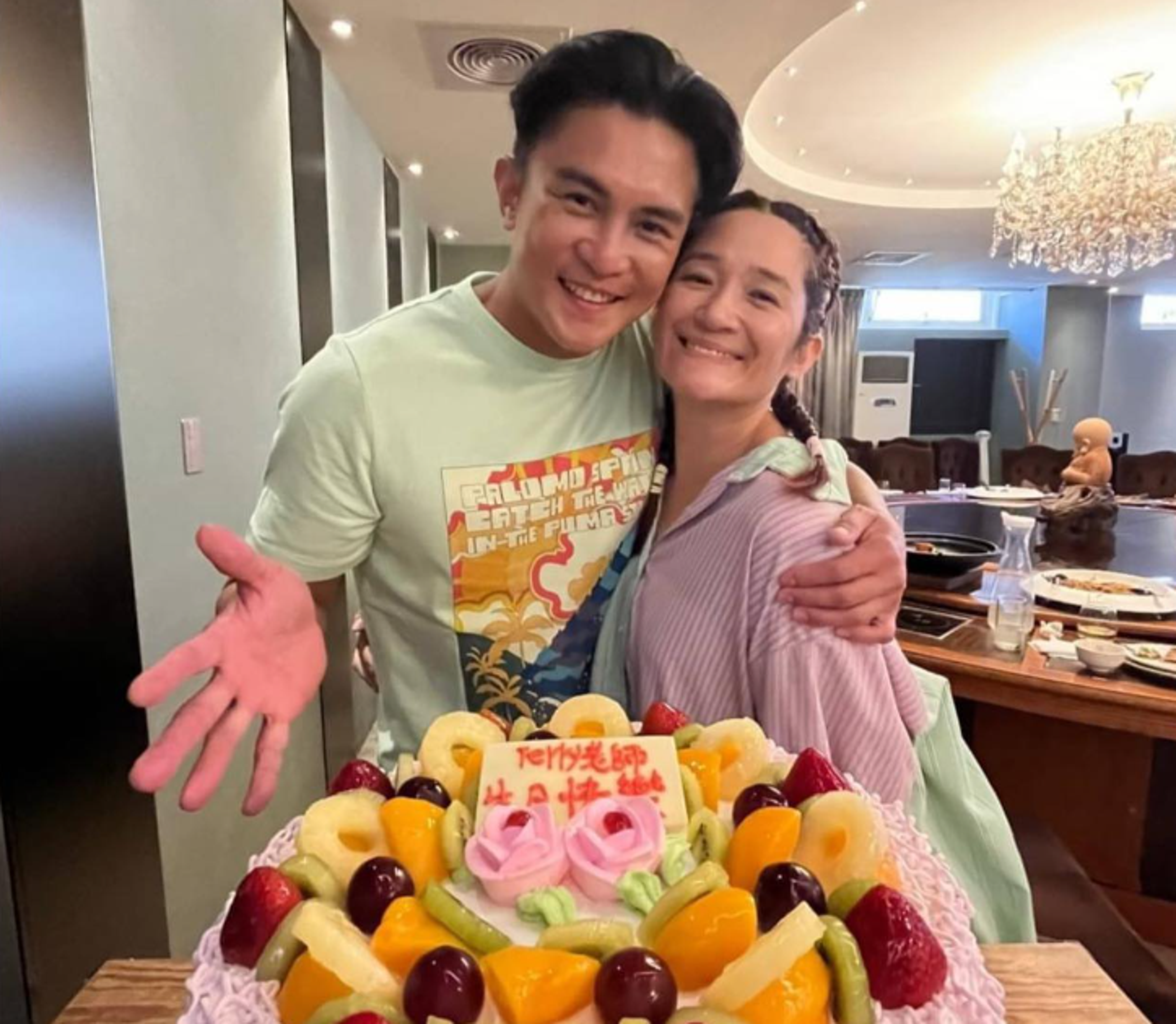 羅美玲、Terry婚後育有2子,家庭生活幸福,日前驚喜宣布懷上3寶。(翻攝Terry 江振愷臉書)