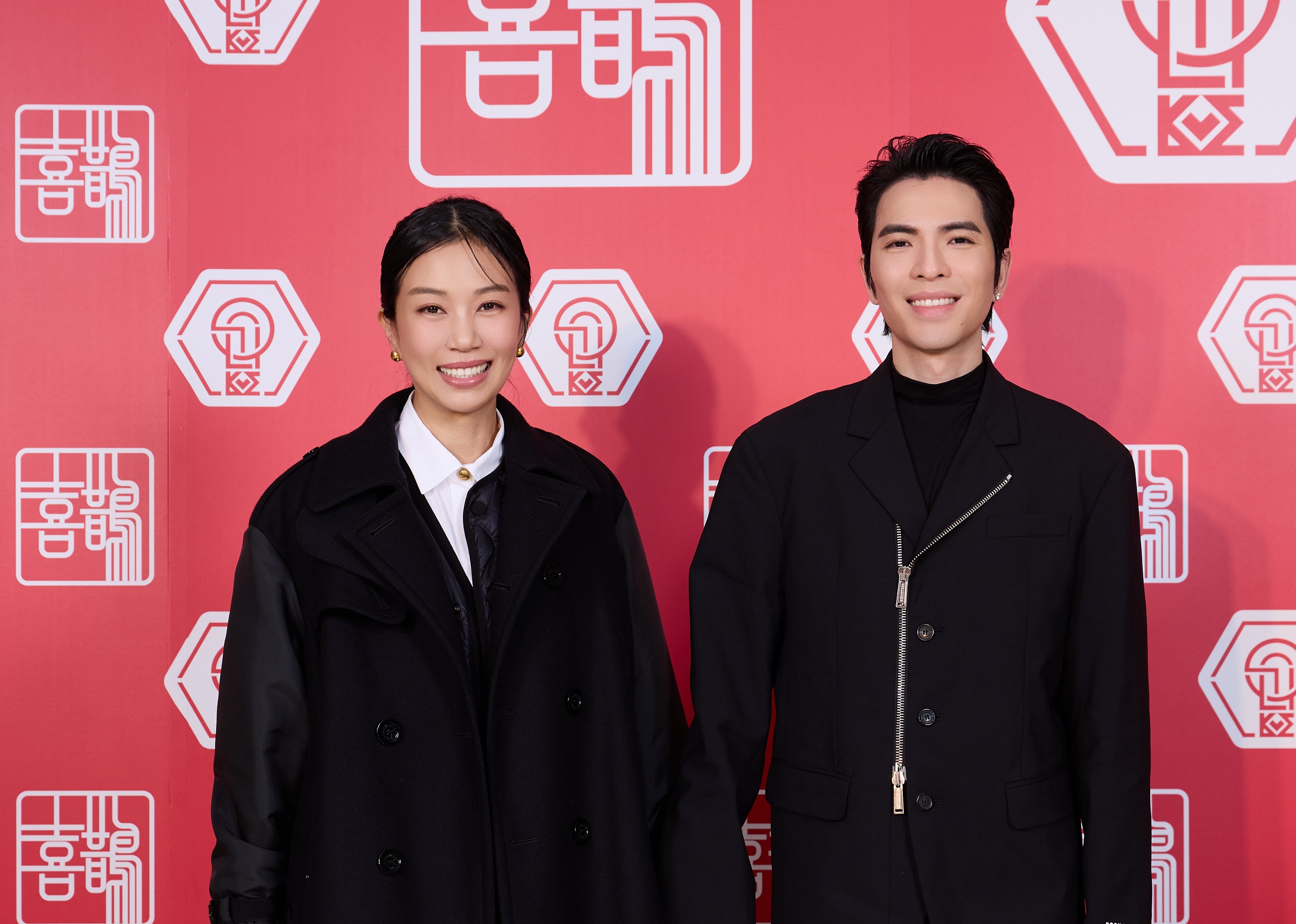 老蕭和經紀人老婆Summer十指緊扣到場尾牙現場。（喜鵲娛樂）