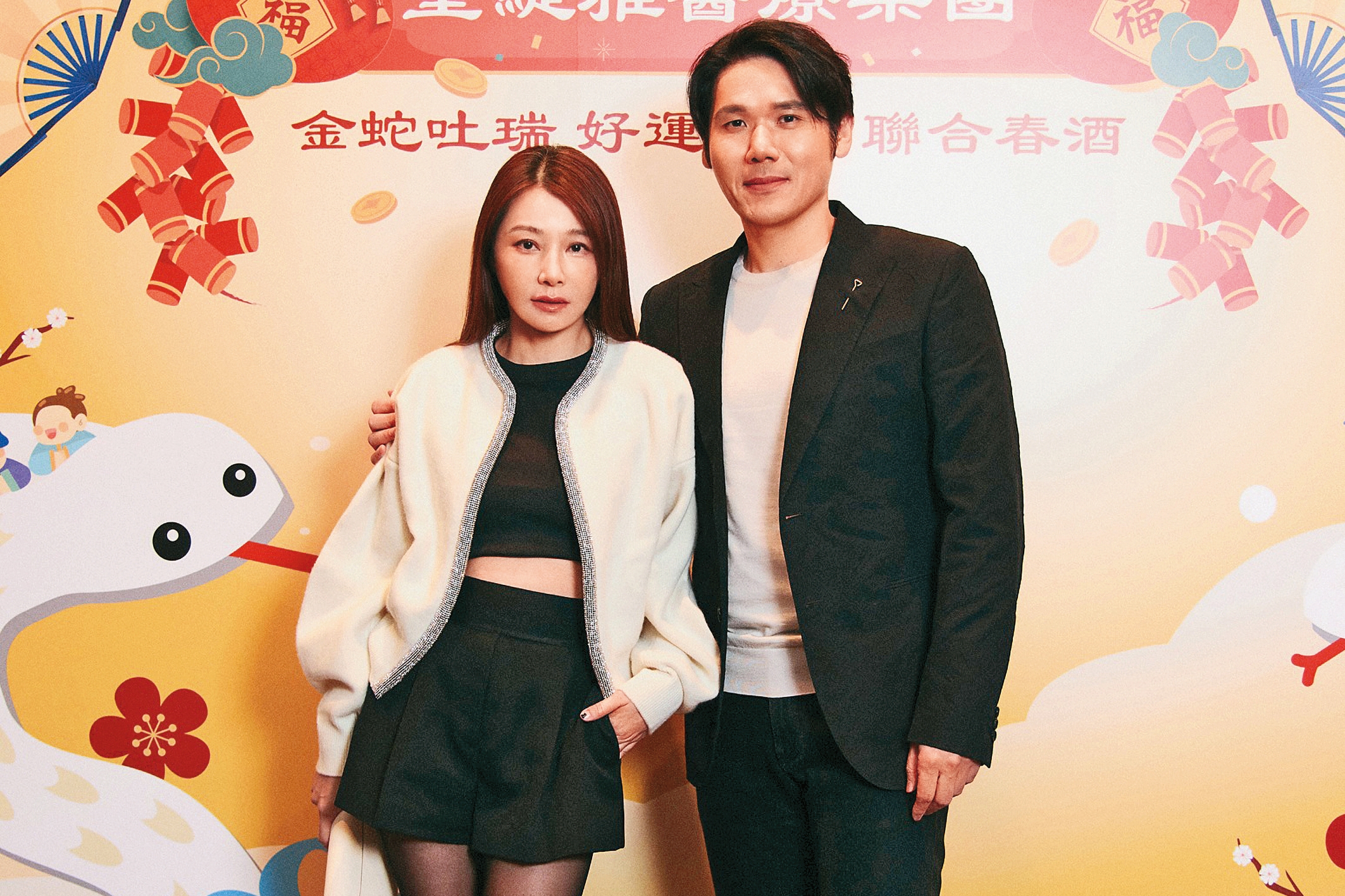 陳怡蓉(左)和醫生老公薛博仁(右)連袂出席聖緹雅醫療集團春酒。(聖緹雅醫療集團提供)