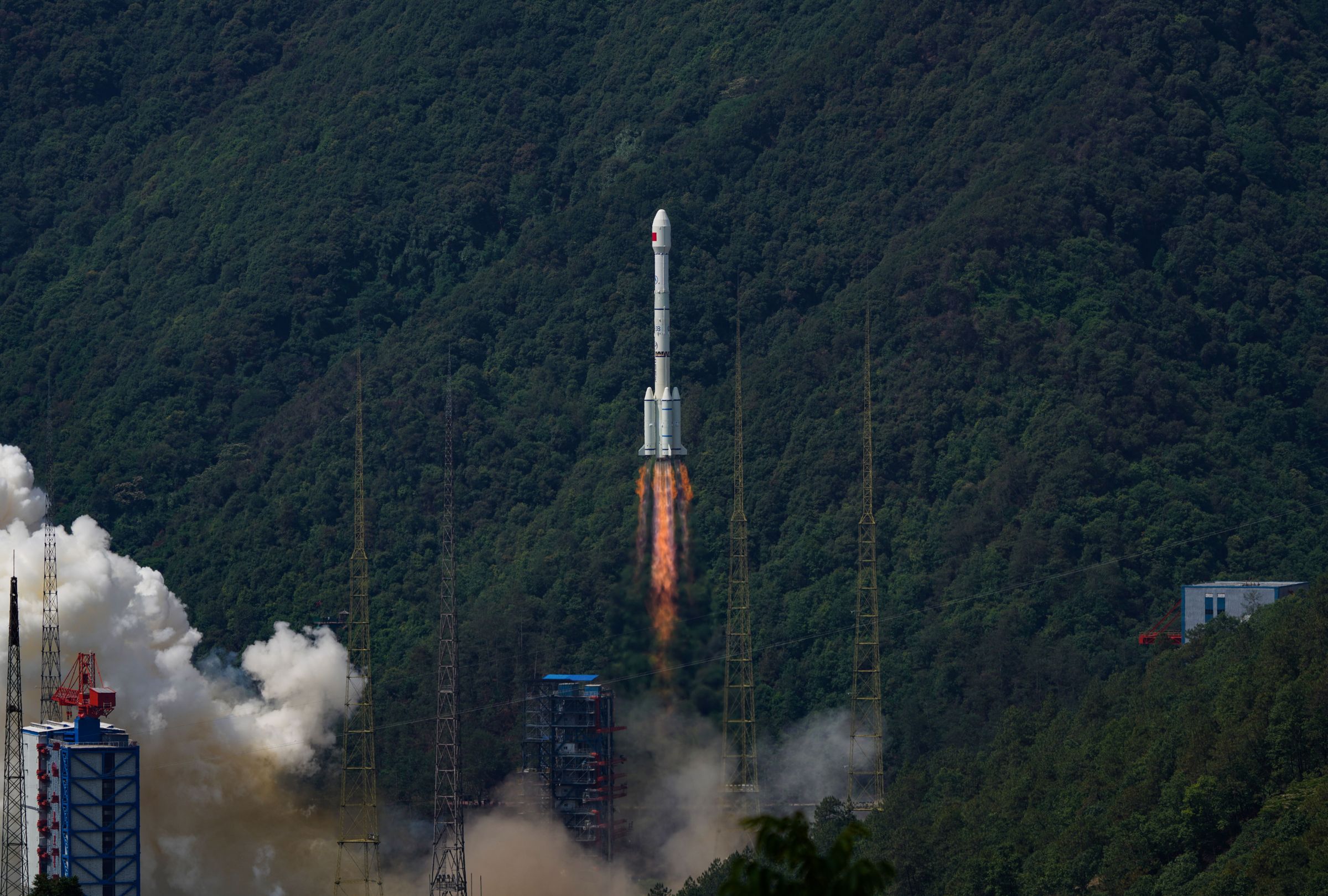 中共上午10時34分於四川西昌衛星發射中心執行運載火箭搭載衛星任務,火箭飛行路徑通過台灣中部上空。示意圖(東方IC)