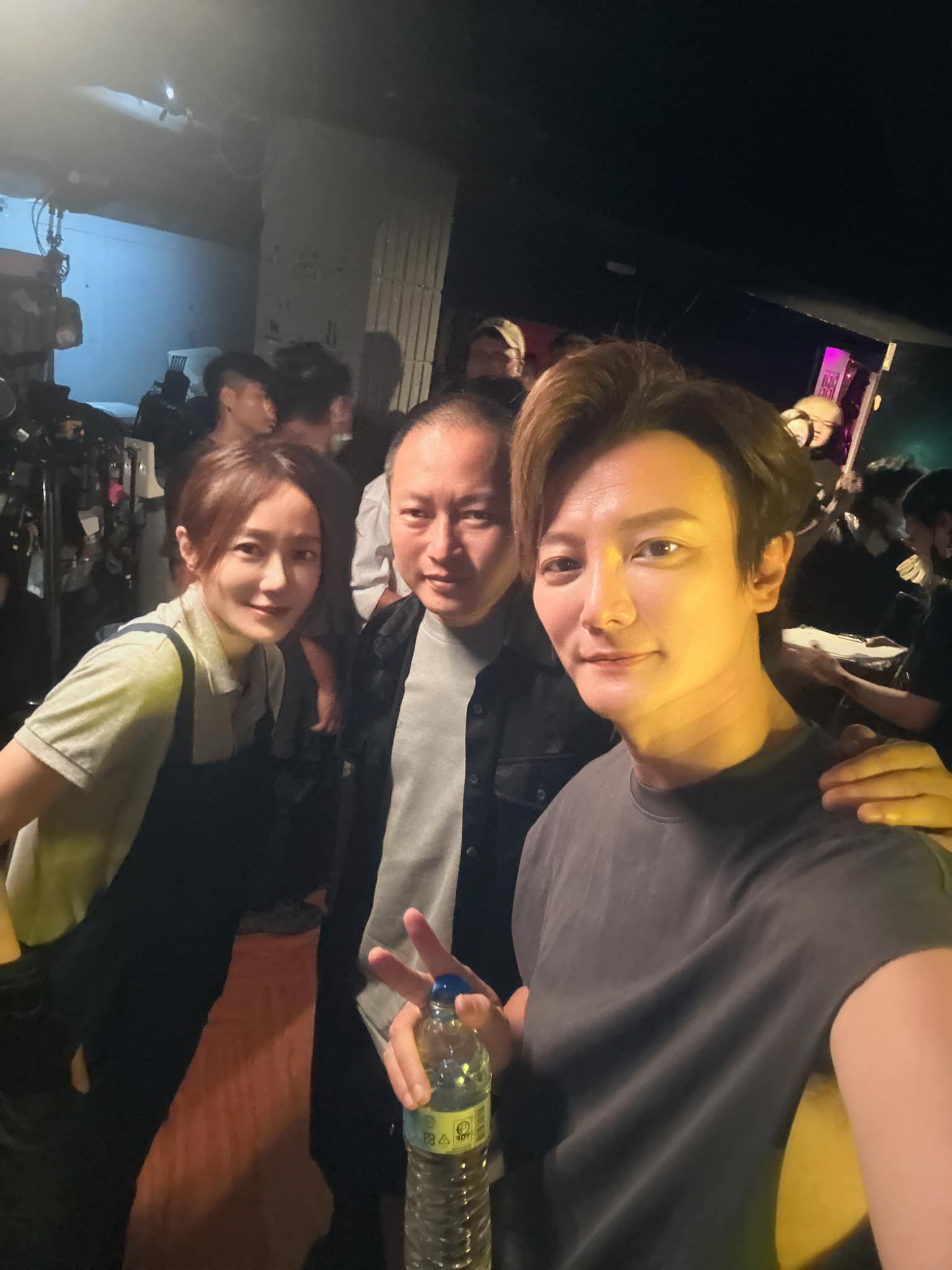 錢人豪（中）拍《孔雀魚》邀好友阿沁（右）和尹馨（左）同台演出。（翻攝自臉書）