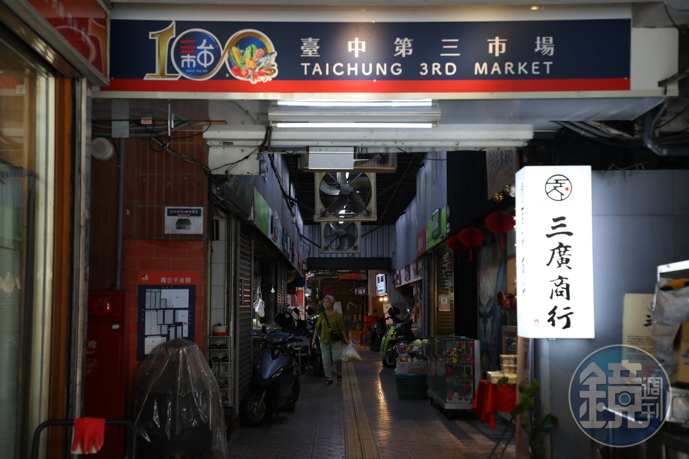 走進室內第三市場,隱約可見當年的紅磚牆面。