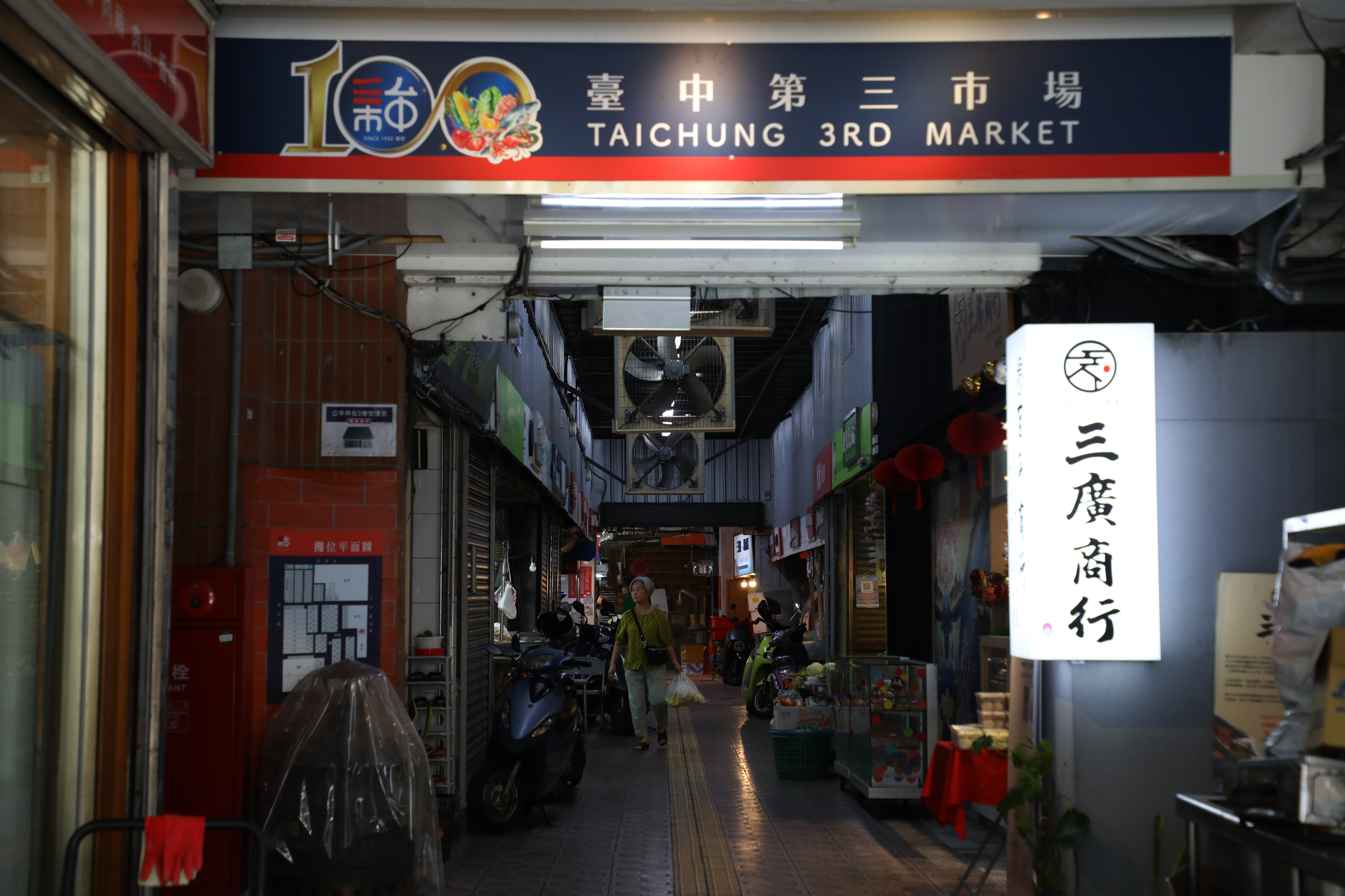 走進室內第三市場，隱約可見當年的紅磚牆面。