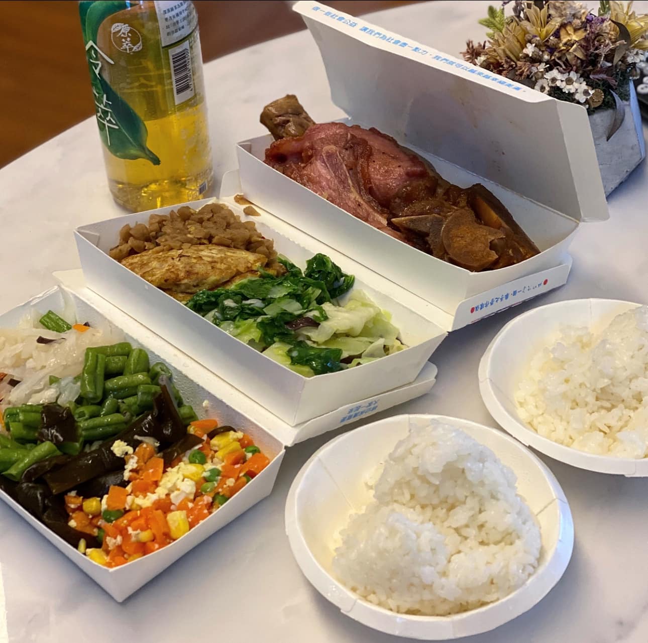 KIMIKO在恆春鎮上買的自助餐,形容「量大味美又好吃」。(翻攝KIMIKO臉書)