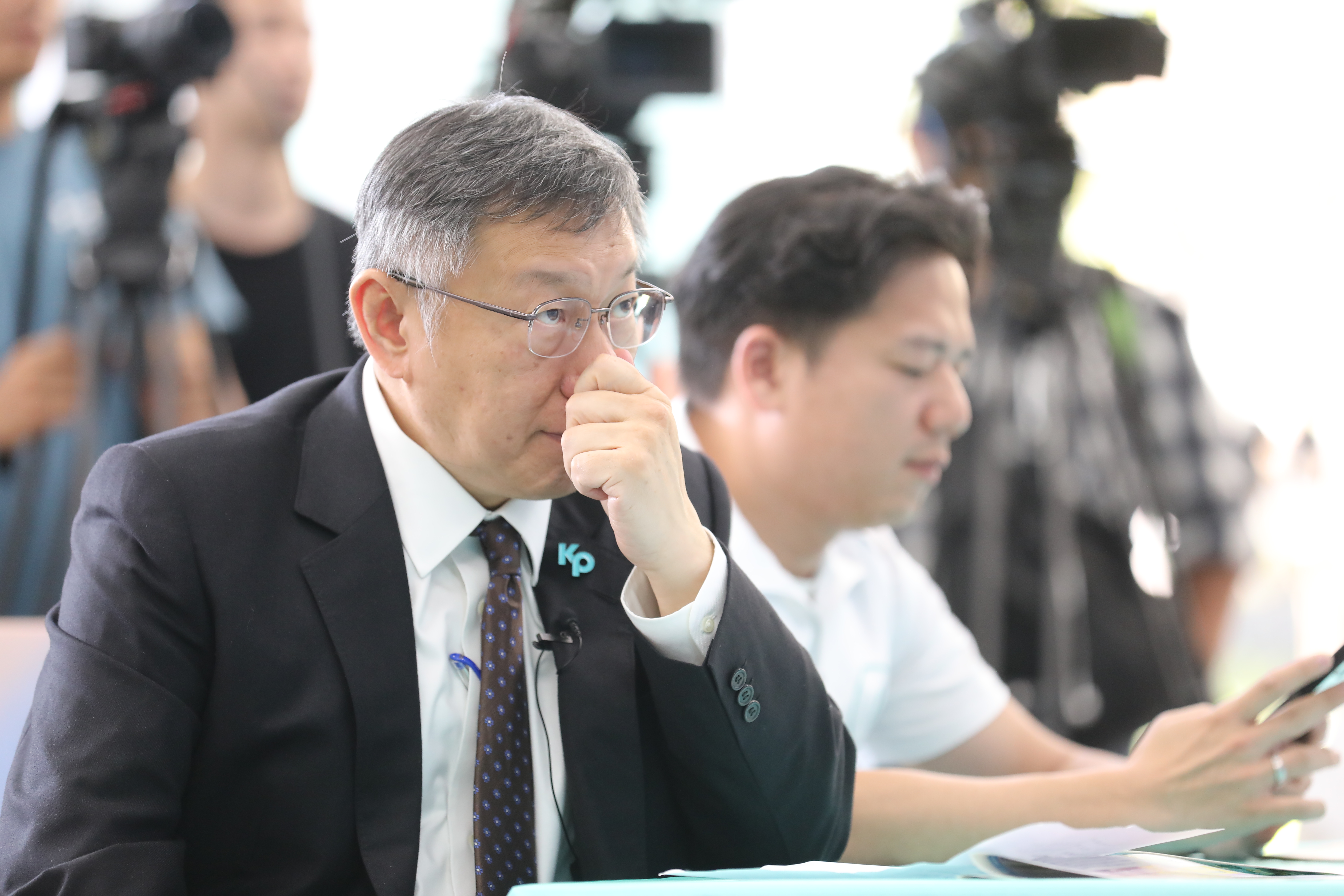 媒體詢問是否曾當面嗆侯友宜「柯志恩或韓國瑜出來都比你強」？柯文哲沒有正面回應。