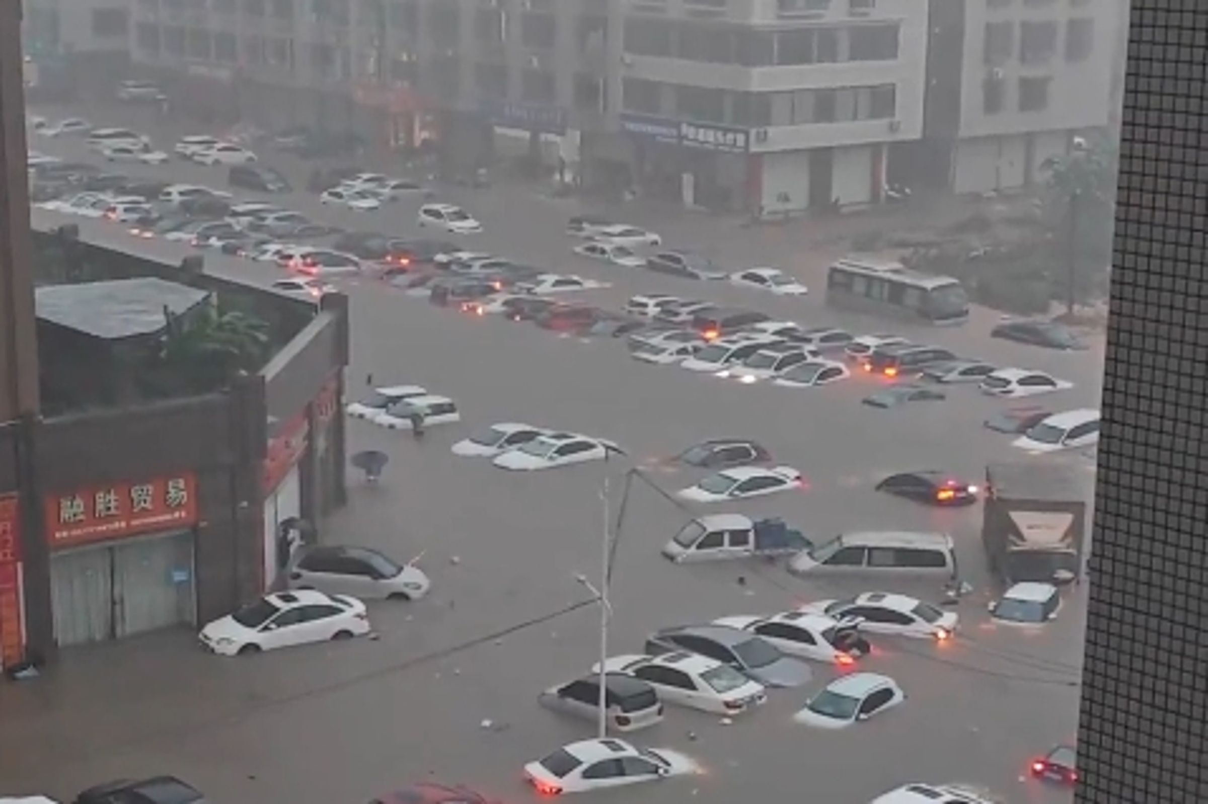 中國廣西南部遭受10年來最強烈的極端降雨襲擊,許多車主根本來不及撤離愛車,只能眼睜睜看著車輛泡在水中。(翻攝自李老師不是你老師 X)