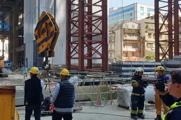 1名年約61歲的工人在19樓高處進行物料整理作業時，因不明原因失足墜落，掉到地下5樓，不幸身亡。（翻攝畫面）