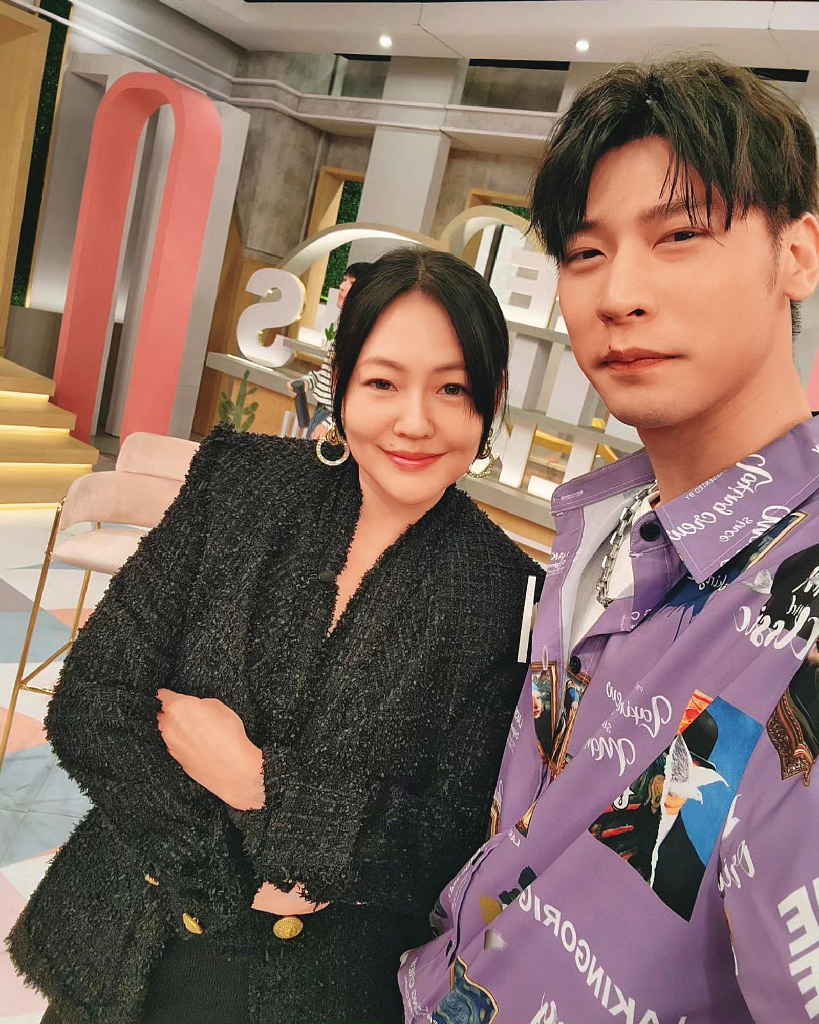 馮晨軒（右）上綜藝節目錄影，與主持人小S（左）合影。（翻攝自馮晨軒IG）