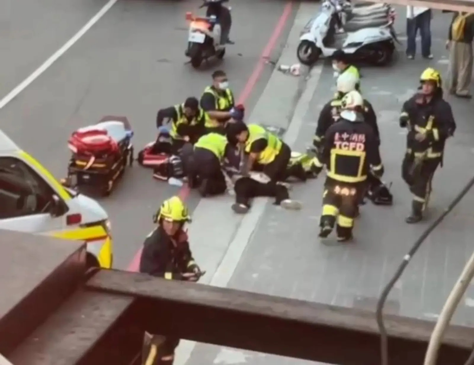 巴姓女子27日傍晚下班途中遭陳姓前男友割頸要害，警消據報在現場進行CPR，但送醫仍宣告不治。（翻攝畫面）