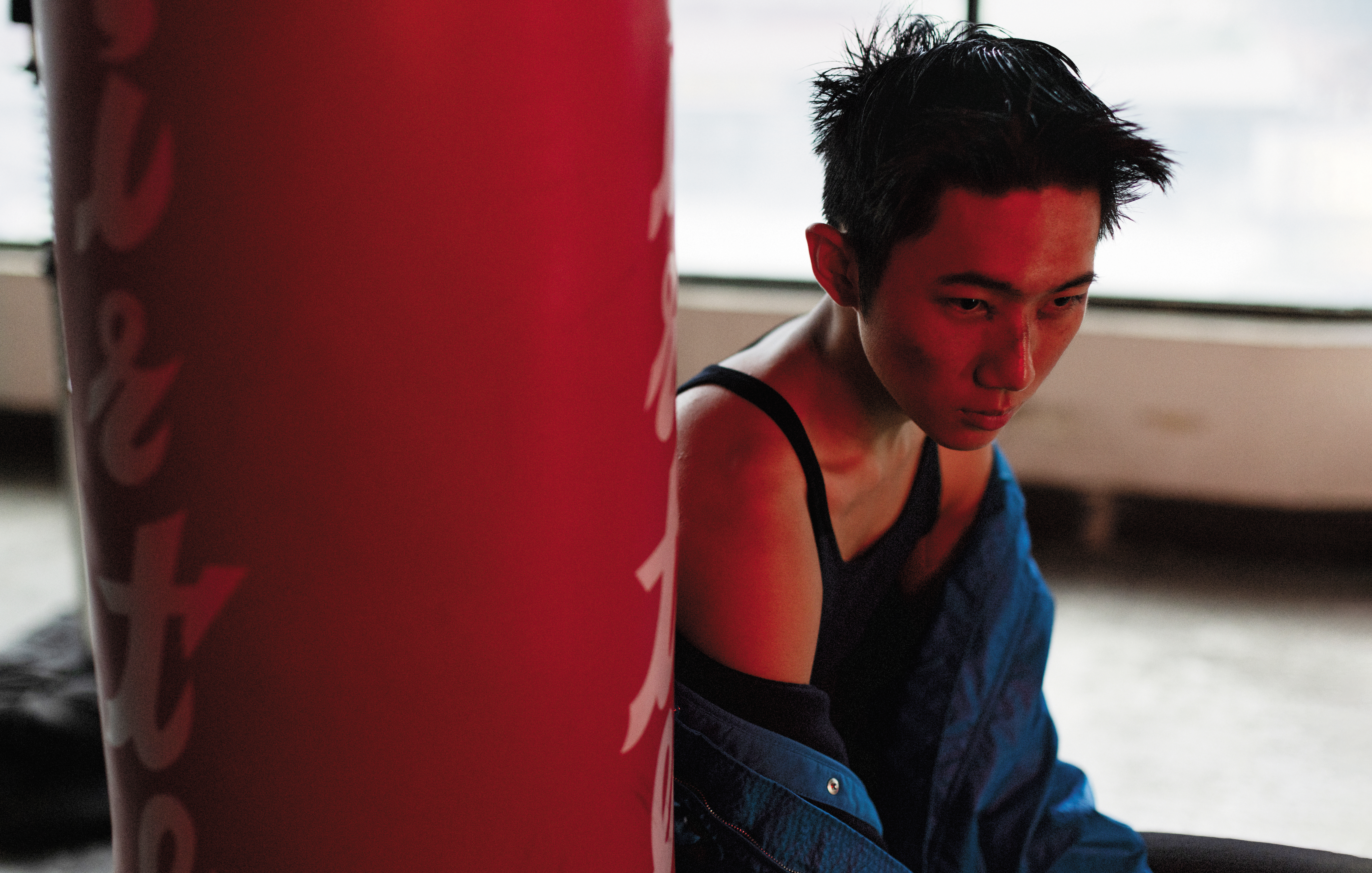 藍色特殊材質外套 NT$172,000 by FERRAGAMO 黑色坦克背心 NT$43,900 by FERRAGAMO