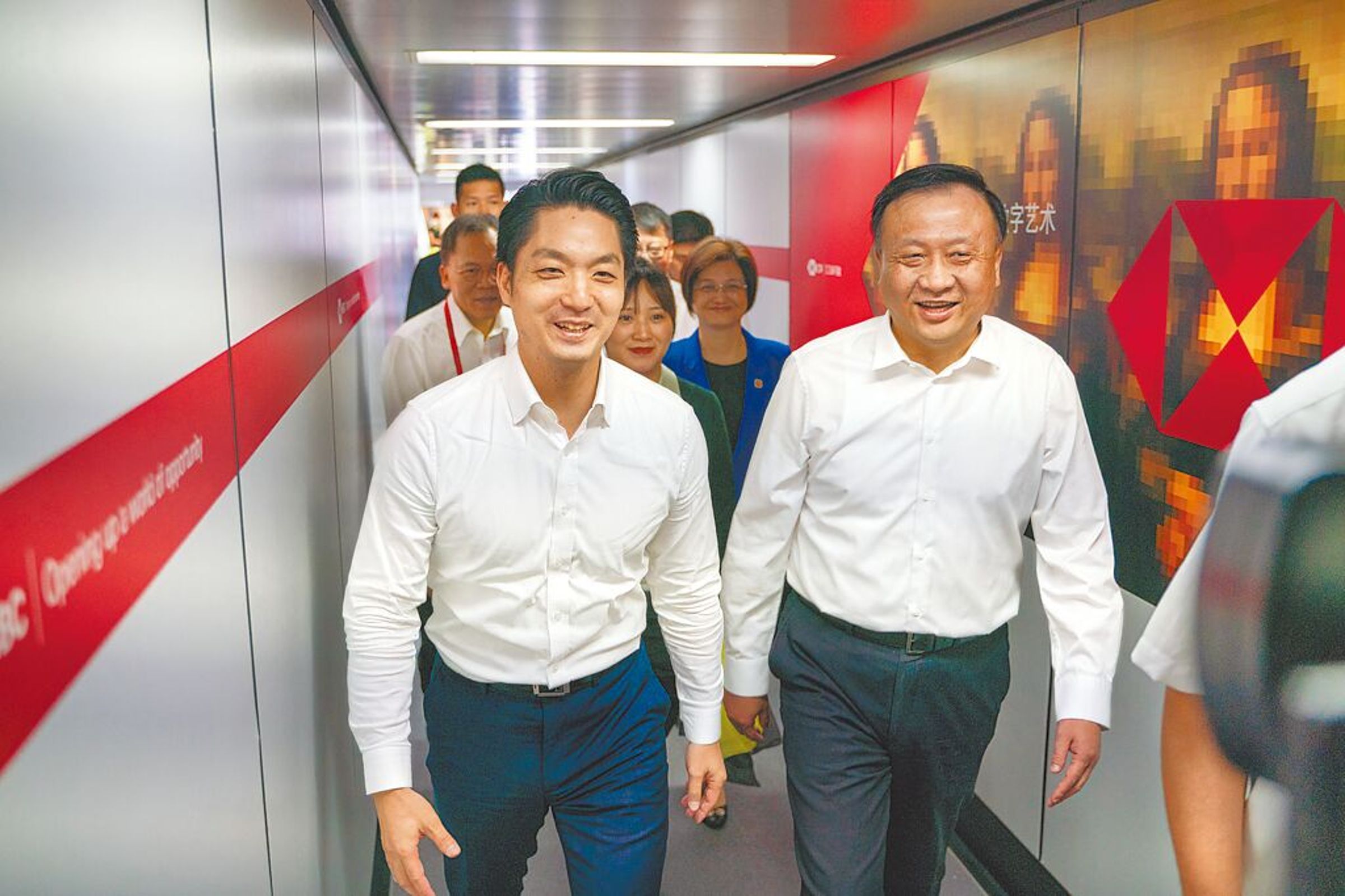 台北市長蔣萬安(左)去年赴上海參加雙城論壇,上海市副市長華源(右)當時前往接機,今年中方拍板派華源來台北出席。(北市府提供)