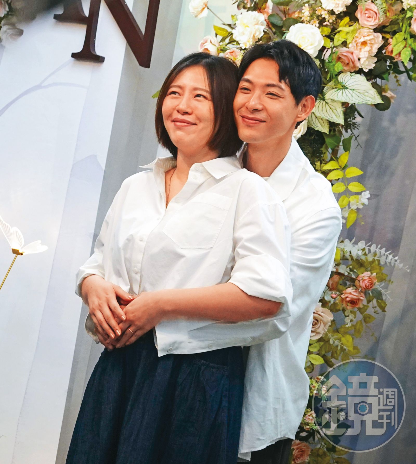 7/2 11:13 連晨翔拍照時不忘手撫劉品言的肚子,對愛妻和寶寶相當上心