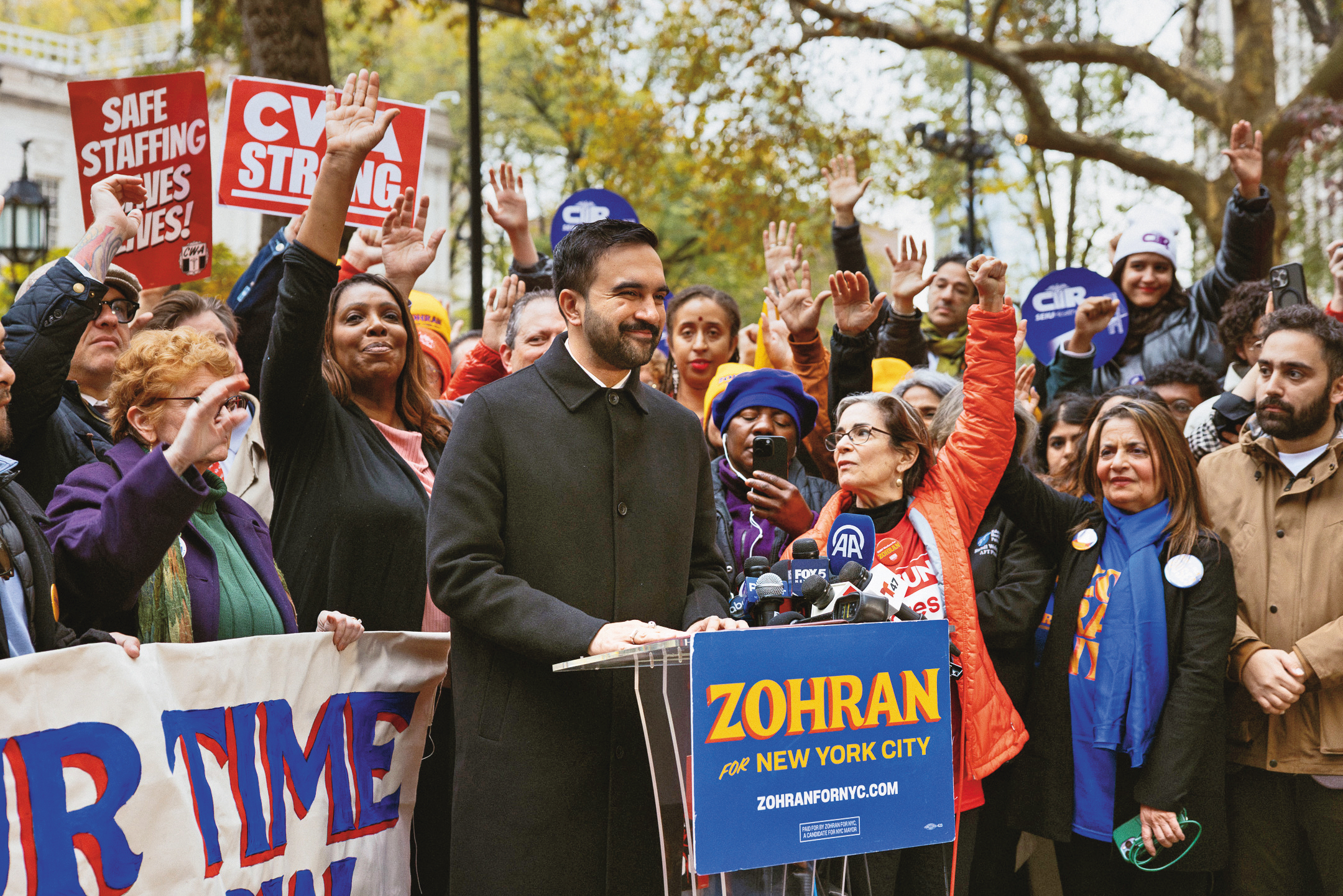 極端左派的曼達尼當選紐約市長，高舉「凍結100萬戶房屋租金」「市政府擴張公營超市」「全市公車免費」等政策主張。（翻攝X，ZohranMamdani）
