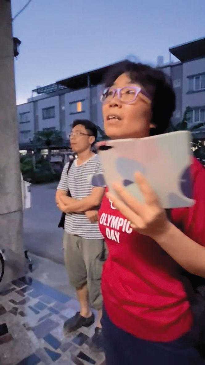陳錦龍（左）與陳慧娟（右）警官姊弟，遭A小姐指控製造假債權來騙錢。（讀者提供）