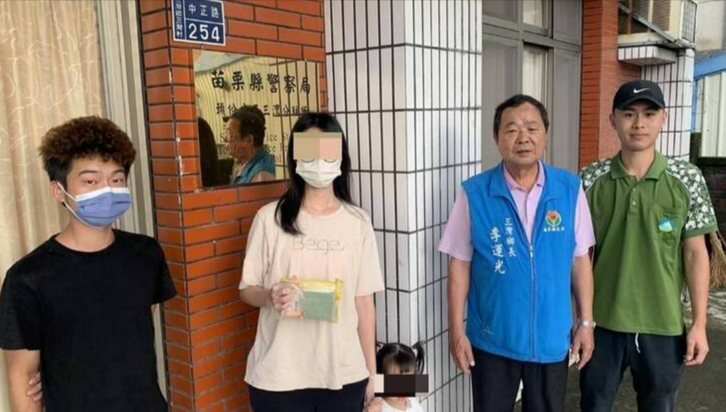 清潔隊員呂國良、温凱勛落實垃圾破袋檢查,替民眾保住護照、外幣。 (翻攝畫面)