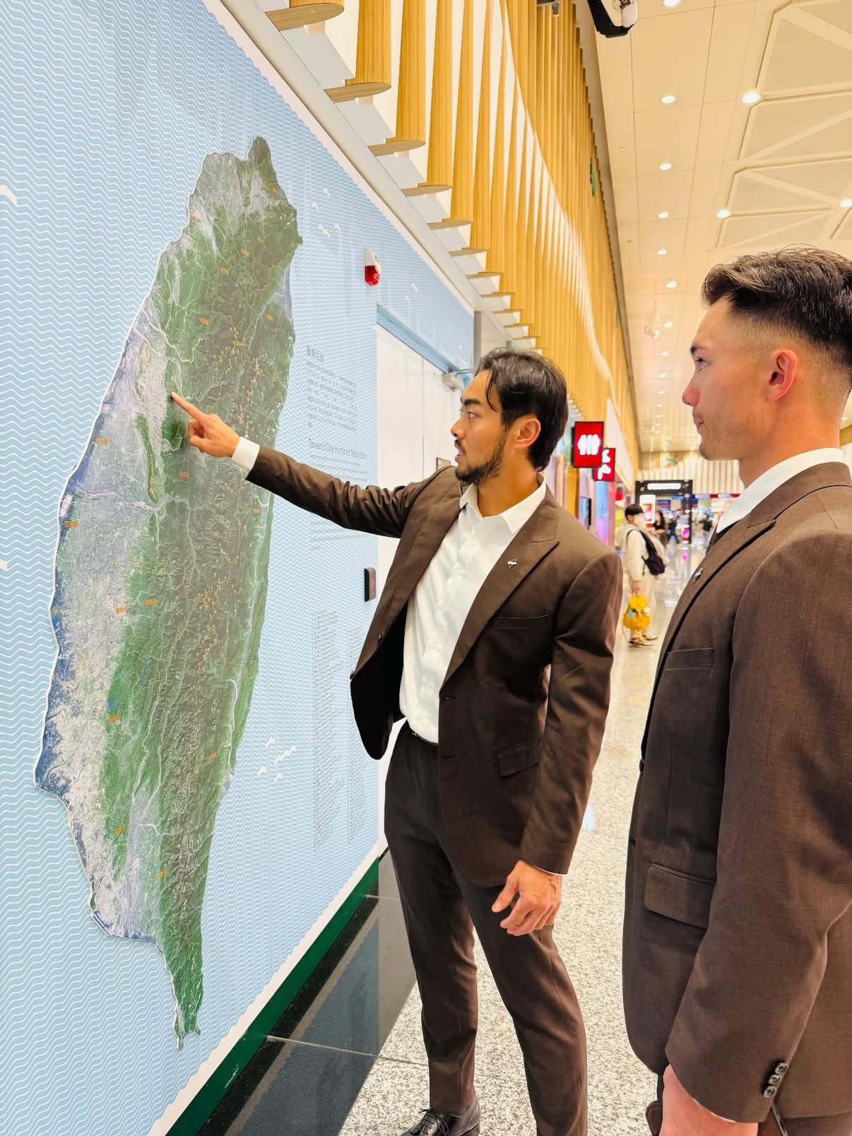 林家正指著地圖中部，正向他詳細介紹台灣的地理環境，特別是費仔母親的家鄉。（翻攝自CPBL臉書）